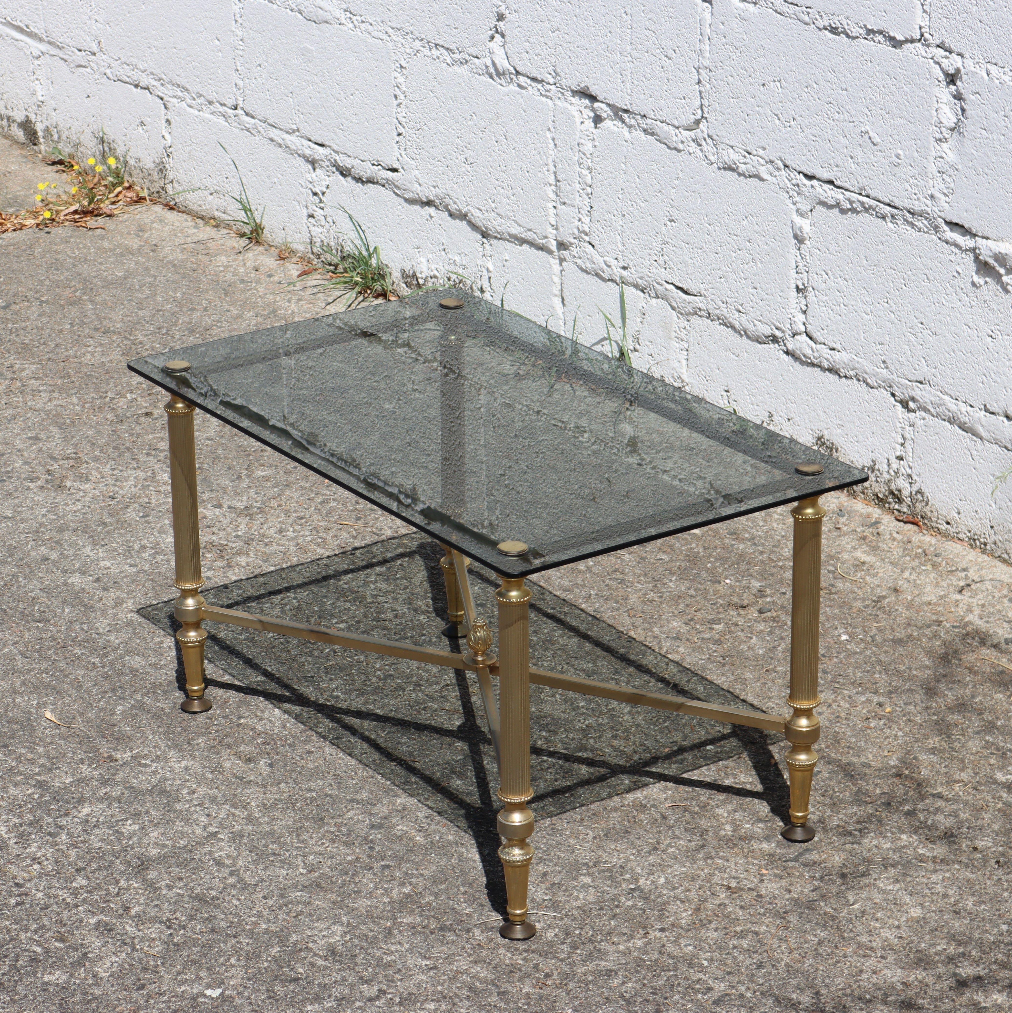 Französisch geräuchert Glas und Messing Couchtisch - Lounge Tisch - Regency Style - 80s (Ende des 20. Jahrhunderts) im Angebot