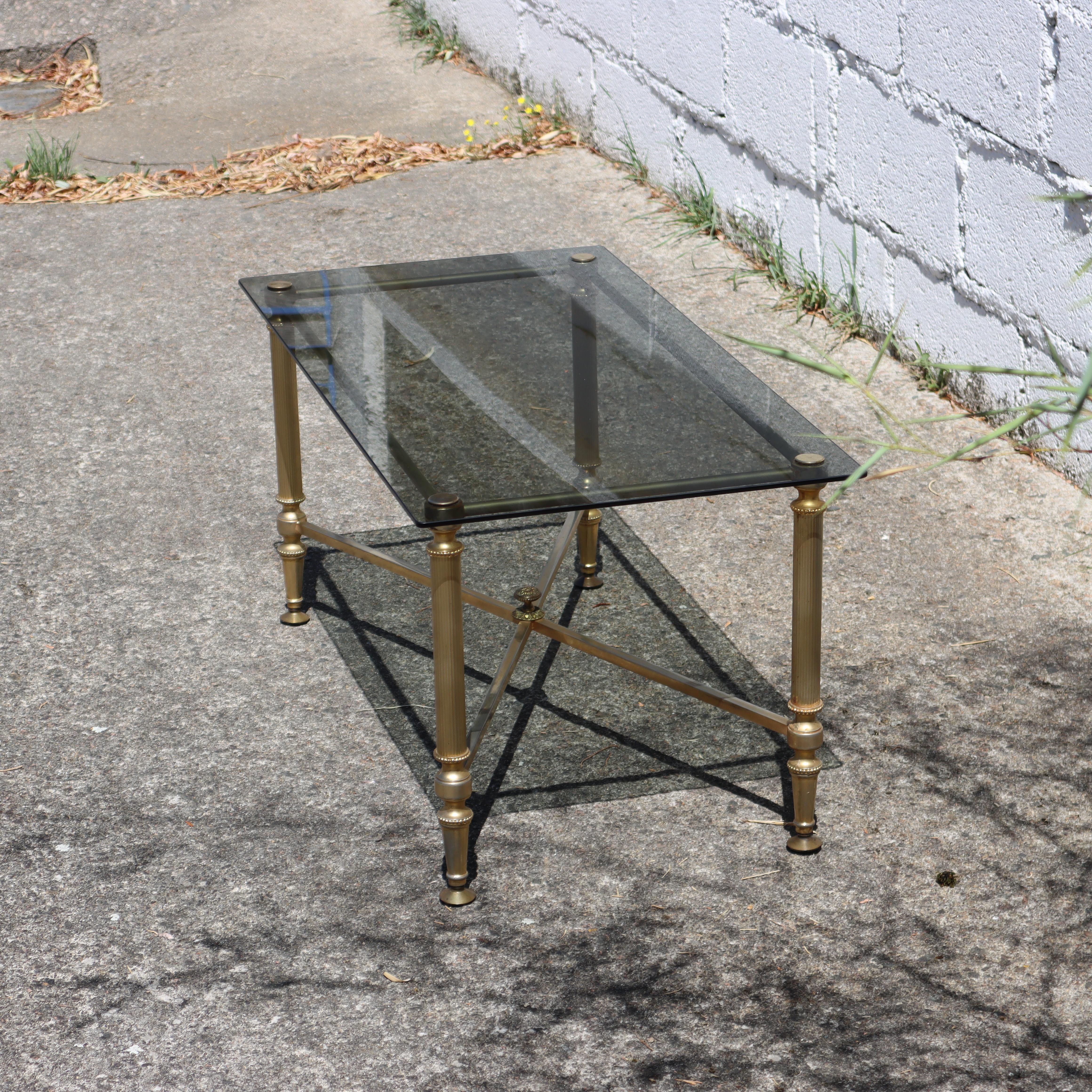 Fine XX secolo Tavolino da caffè francese in vetro fumé e ottone - Tavolino da salotto - Stile Regency - Anni '80 in vendita
