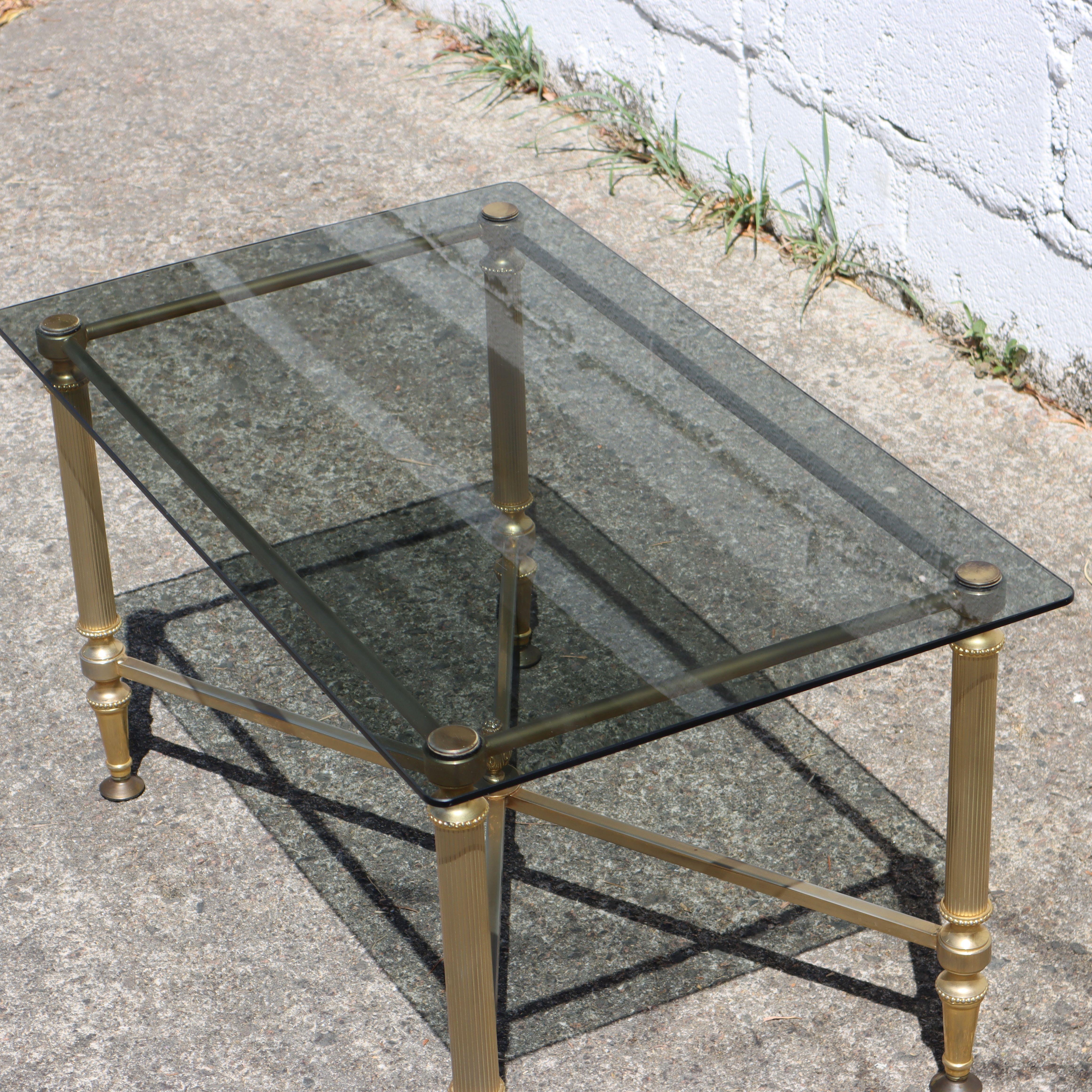 Französisch geräuchert Glas und Messing Couchtisch - Lounge Tisch - Regency Style - 80s (Metall) im Angebot