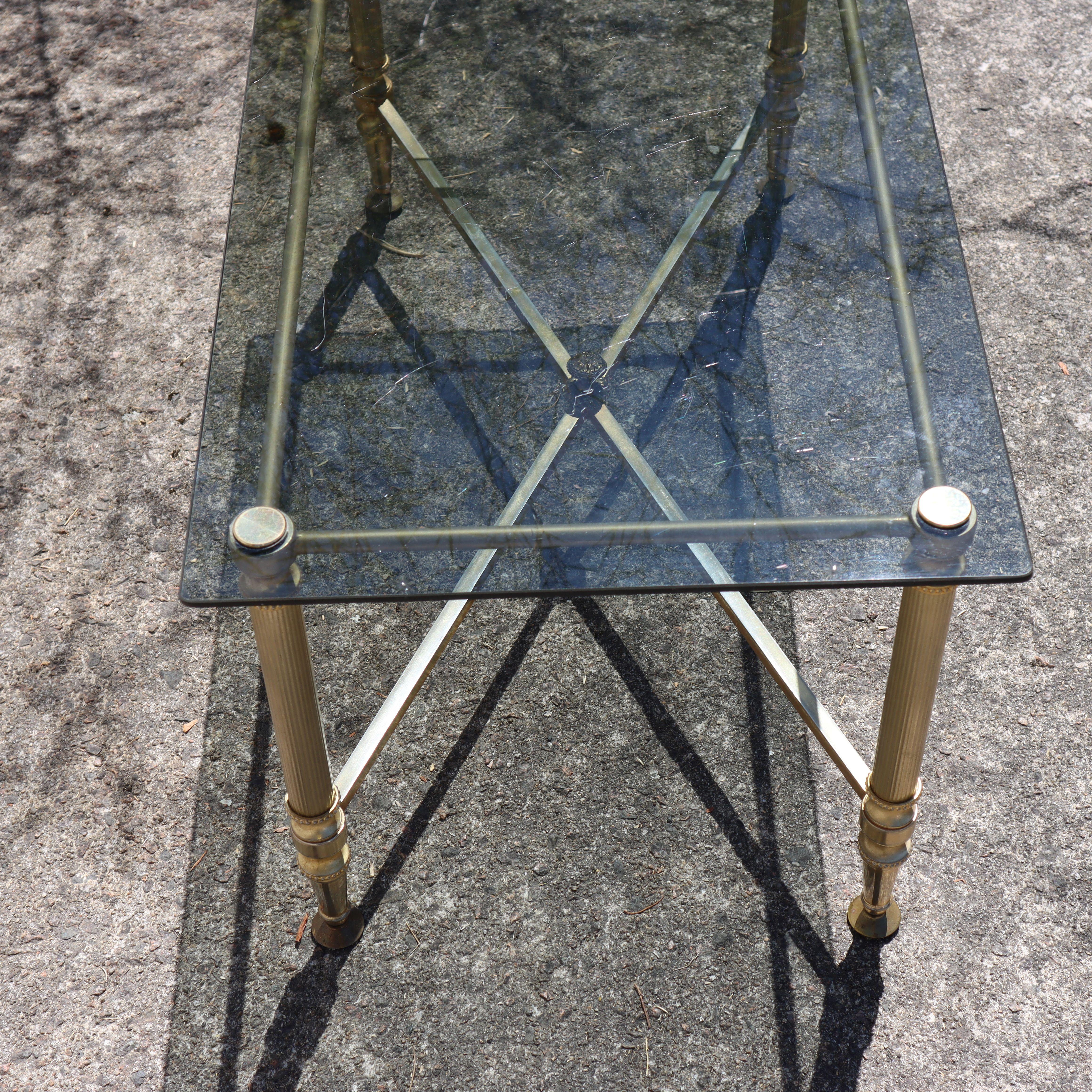 Tavolino da caffè francese in vetro fumé e ottone - Tavolino da salotto - Stile Regency - Anni '80 in vendita 1