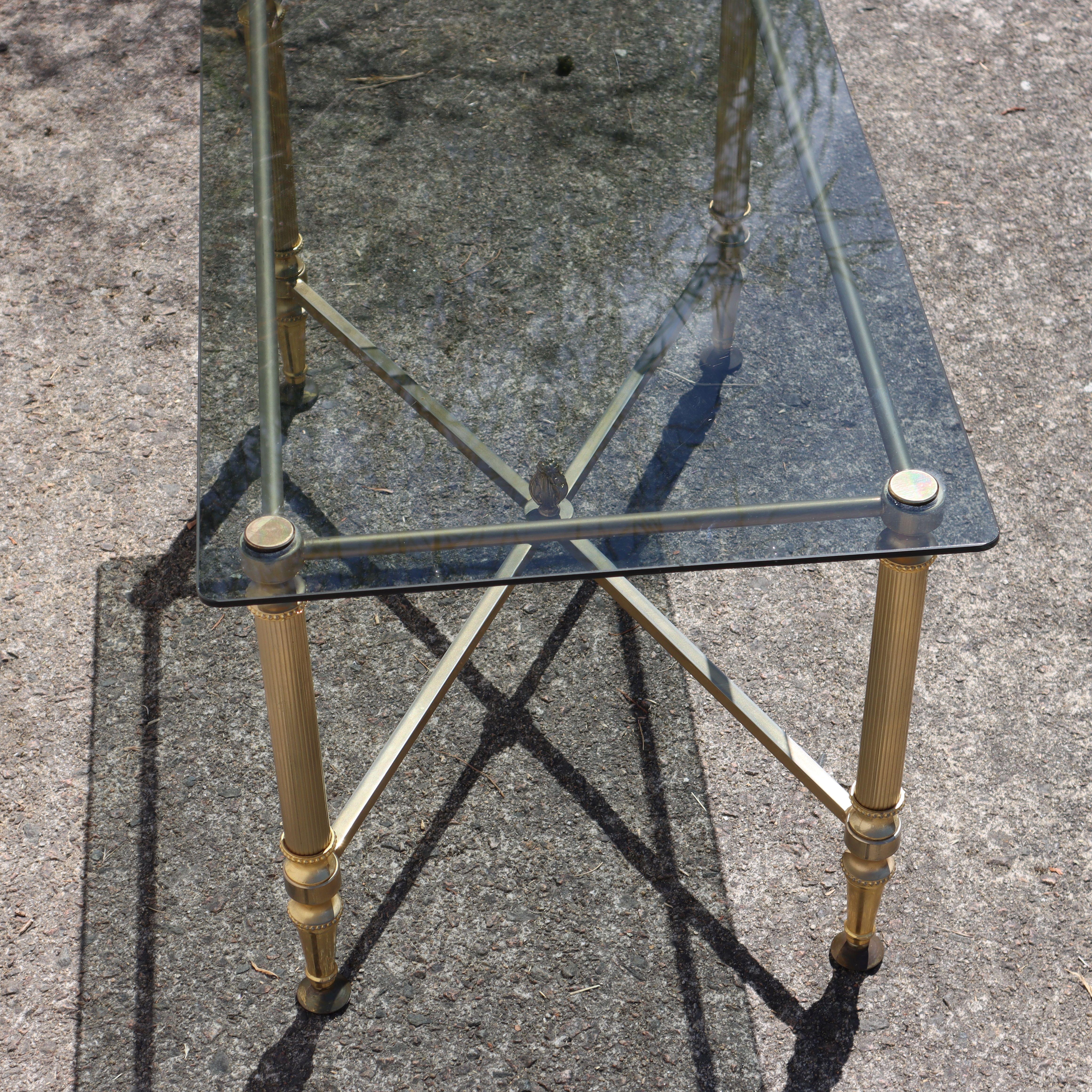 Französisch geräuchert Glas und Messing Couchtisch - Lounge Tisch - Regency Style - 80s im Angebot 2