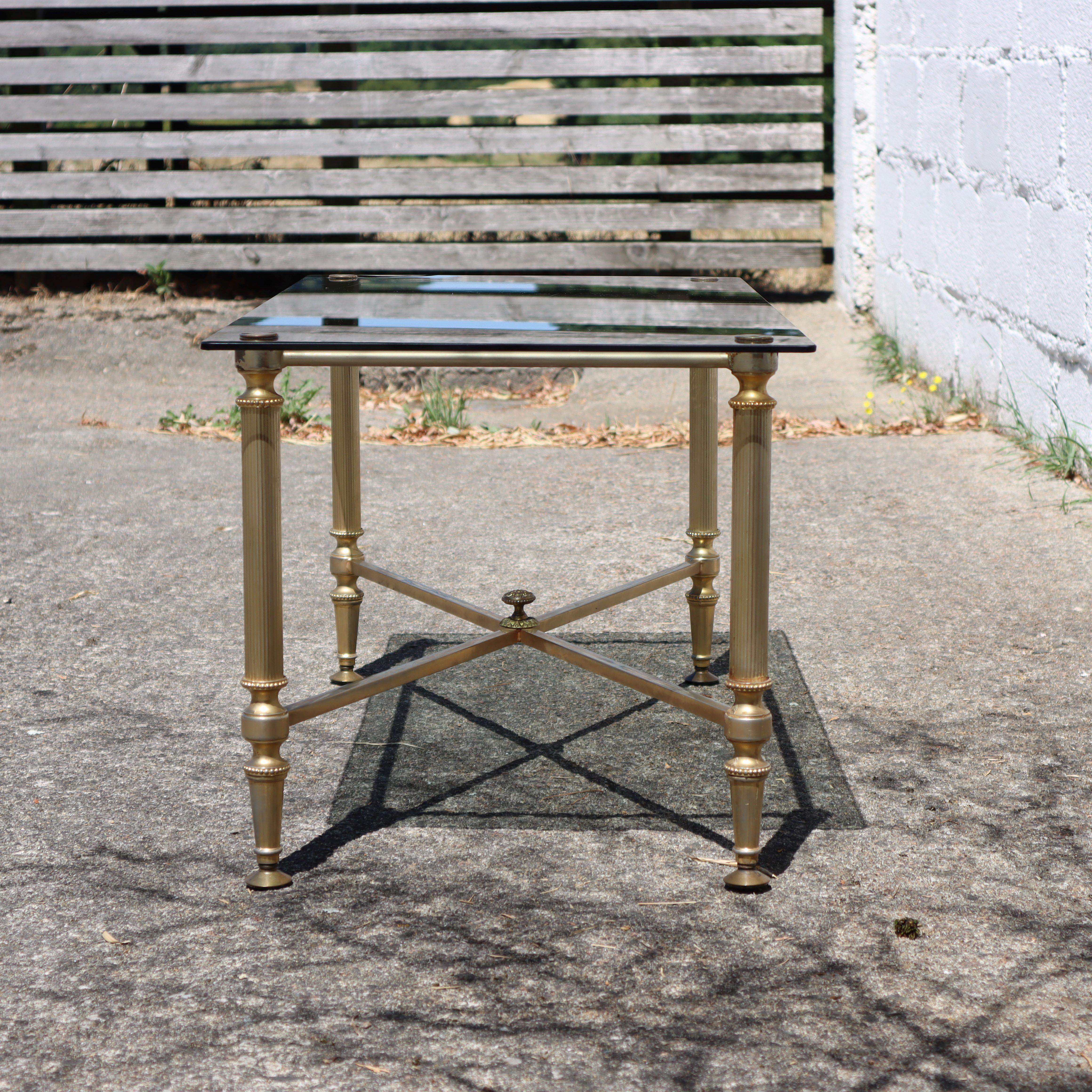 Tavolino da caffè francese in vetro fumé e ottone - Tavolino da salotto - Stile Regency - Anni '80 in vendita 2