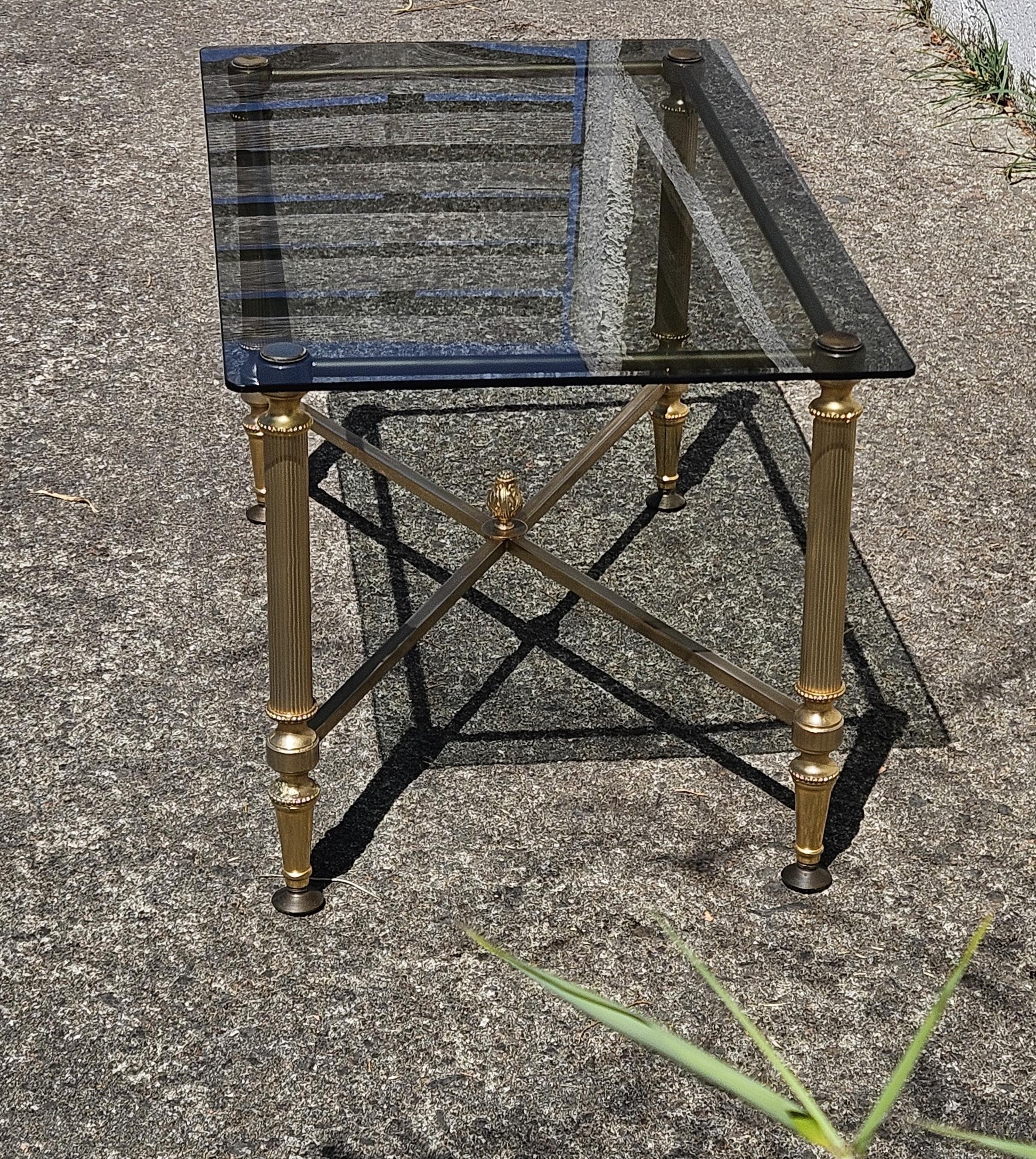 Französisch geräuchert Glas und Messing Couchtisch - Lounge Tisch - Regency Style - 80s im Angebot 3