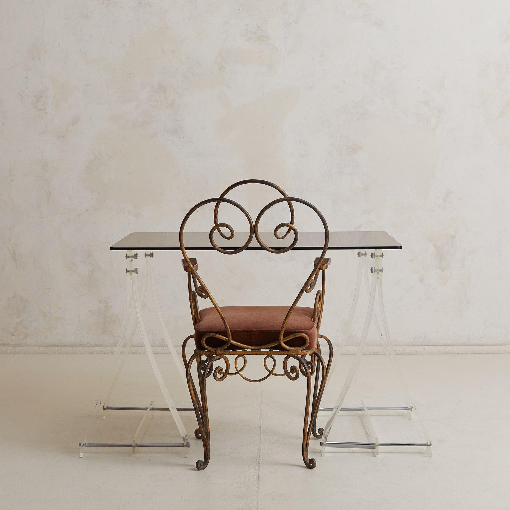 Disegnata negli anni '70 da Marcello Gacita e Pierre Tiberi, questa scrivania o console francese è una masterclass in equilibrio e forma. Il suo piano in vetro fumé sembra fluttuare sopra una coppia di cavalletti scultorei in plexiglass, le cui