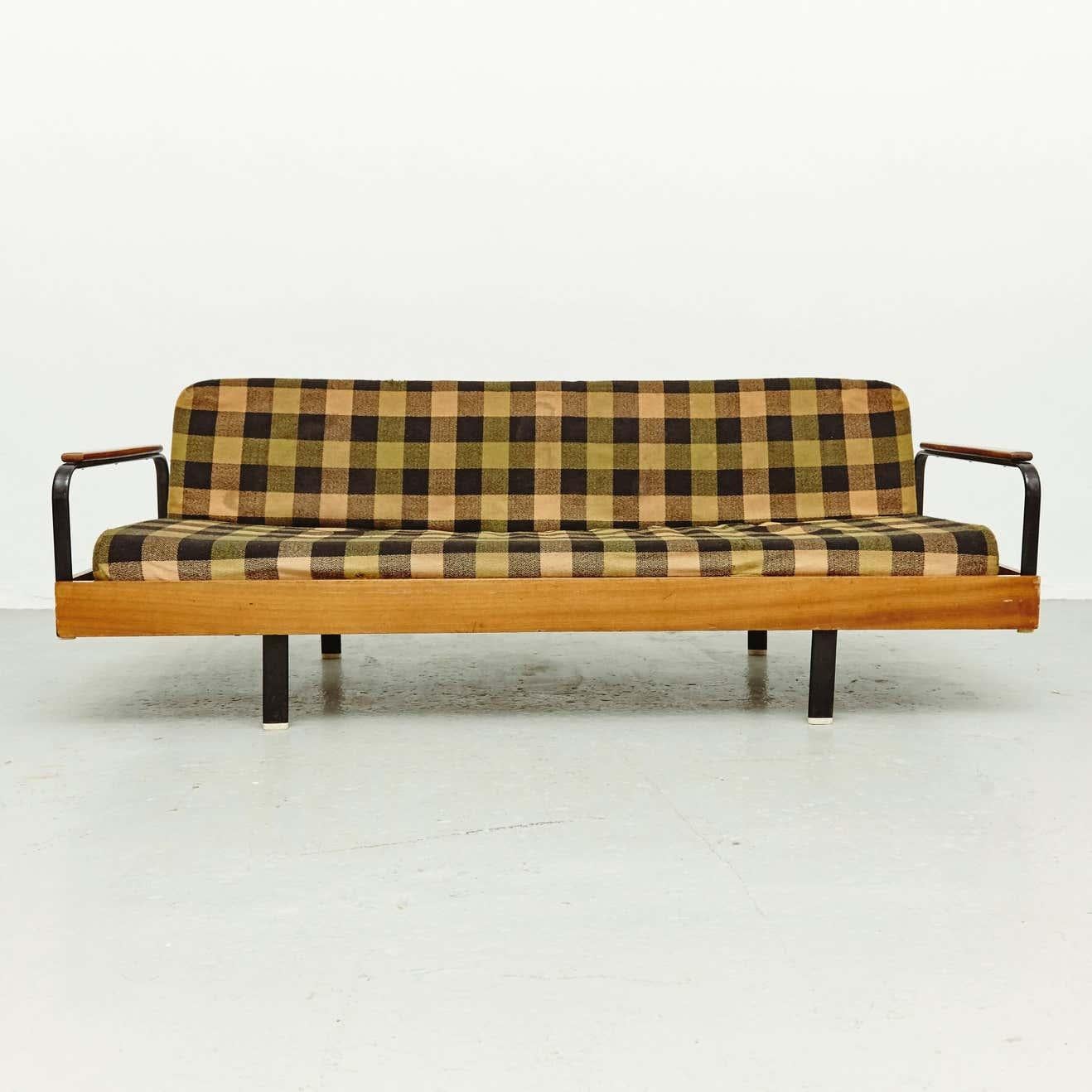 Französisches Sofa nach Jean Prouve, um 1950 (Moderne der Mitte des Jahrhunderts) im Angebot