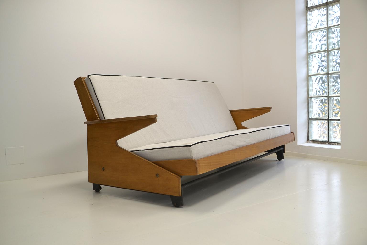 Canapé français de Gérard Guermonprez,
vers 1950.
Le canapé devient un lit pour deux personnes.
Nouveaux tissus et nouvelles mousses.
 