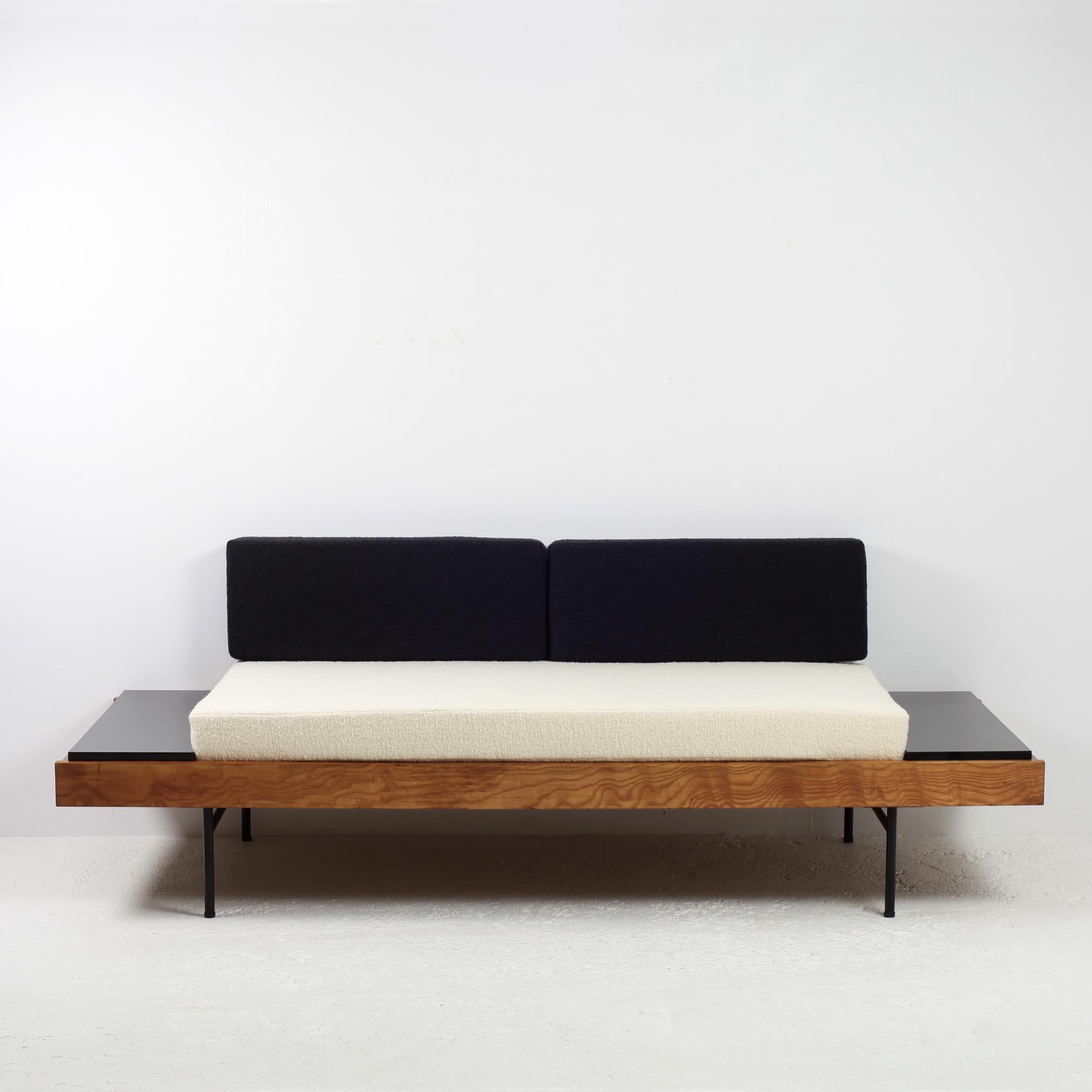 Chic sofa or daybed from the 1950s in oak and metal, with 2 removable side tables in formica.
New foam re-upholstered in black and white Dedar bouclette fabric.

 