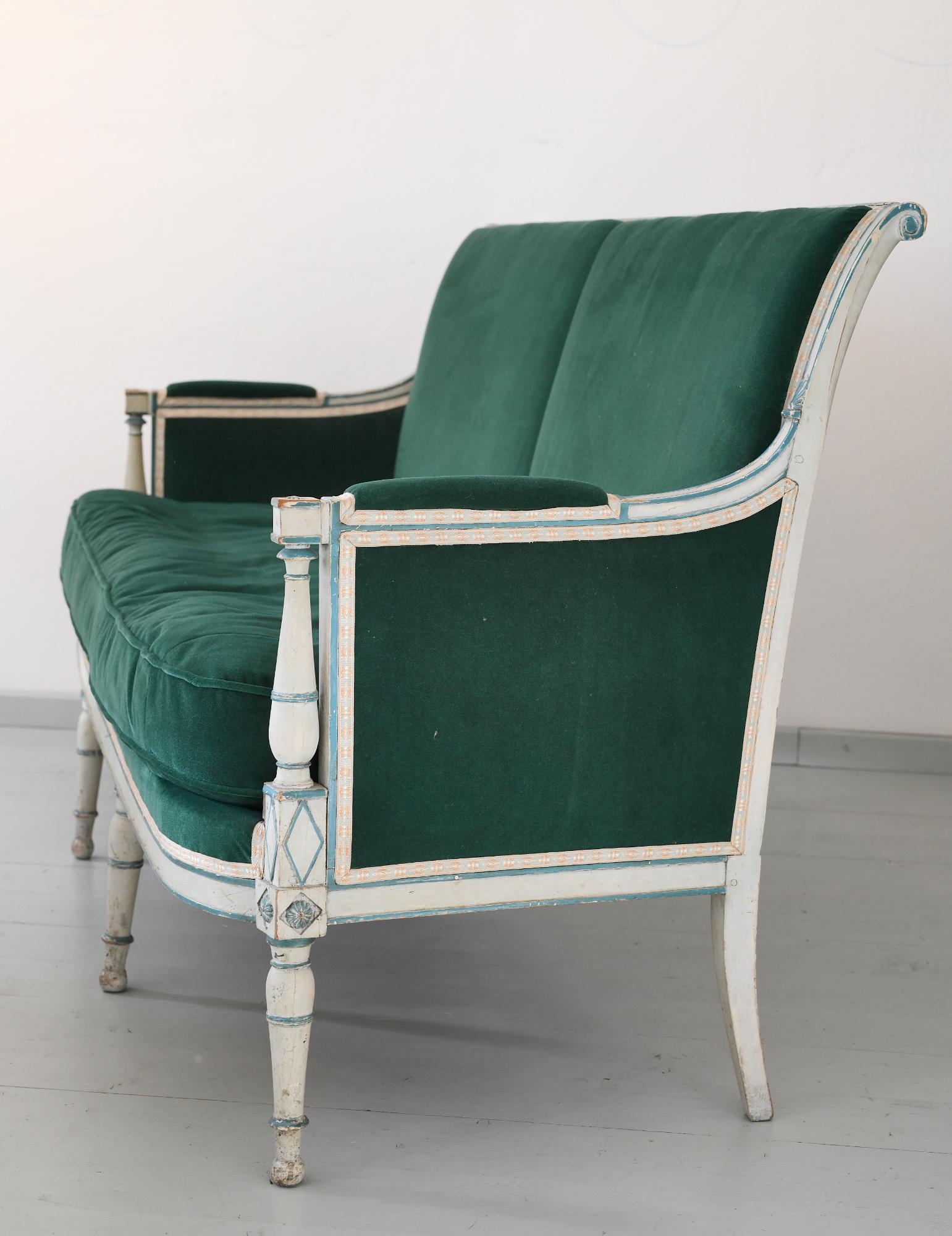 Französisches Sofa oder Canape Directoire mit elegant geformtem Rahmen. Es ist grau und grün lackiert und die ursprüngliche Oberfläche ist wunderschön geschnitzt. Das Sofa ist neu gepolstert mit einem bequemen Mohairstoff und die Kissen sind mit