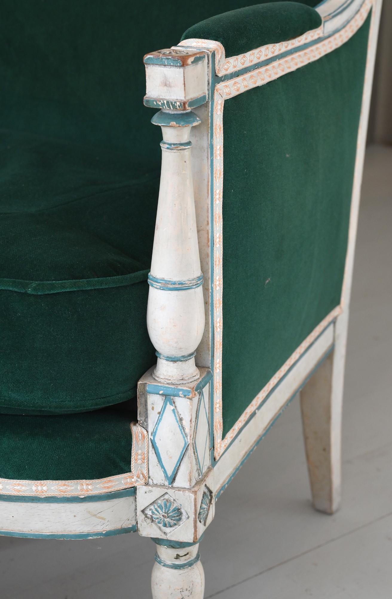 Französisches Sofa Directoire, um 1800, grau lackiert, neu gepolstert (Spätes 18. Jahrhundert) im Angebot