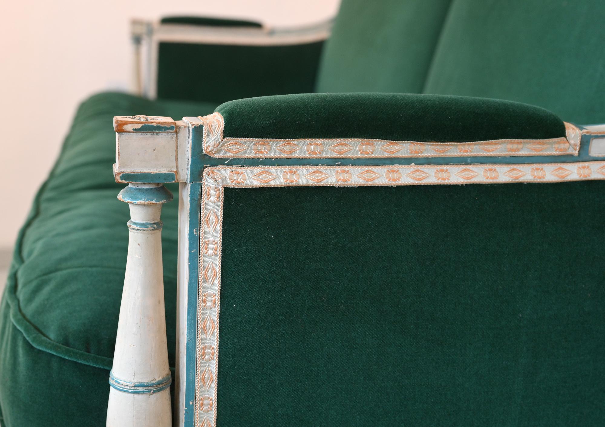 Französisches Sofa Directoire, um 1800, grau lackiert, neu gepolstert im Angebot 1