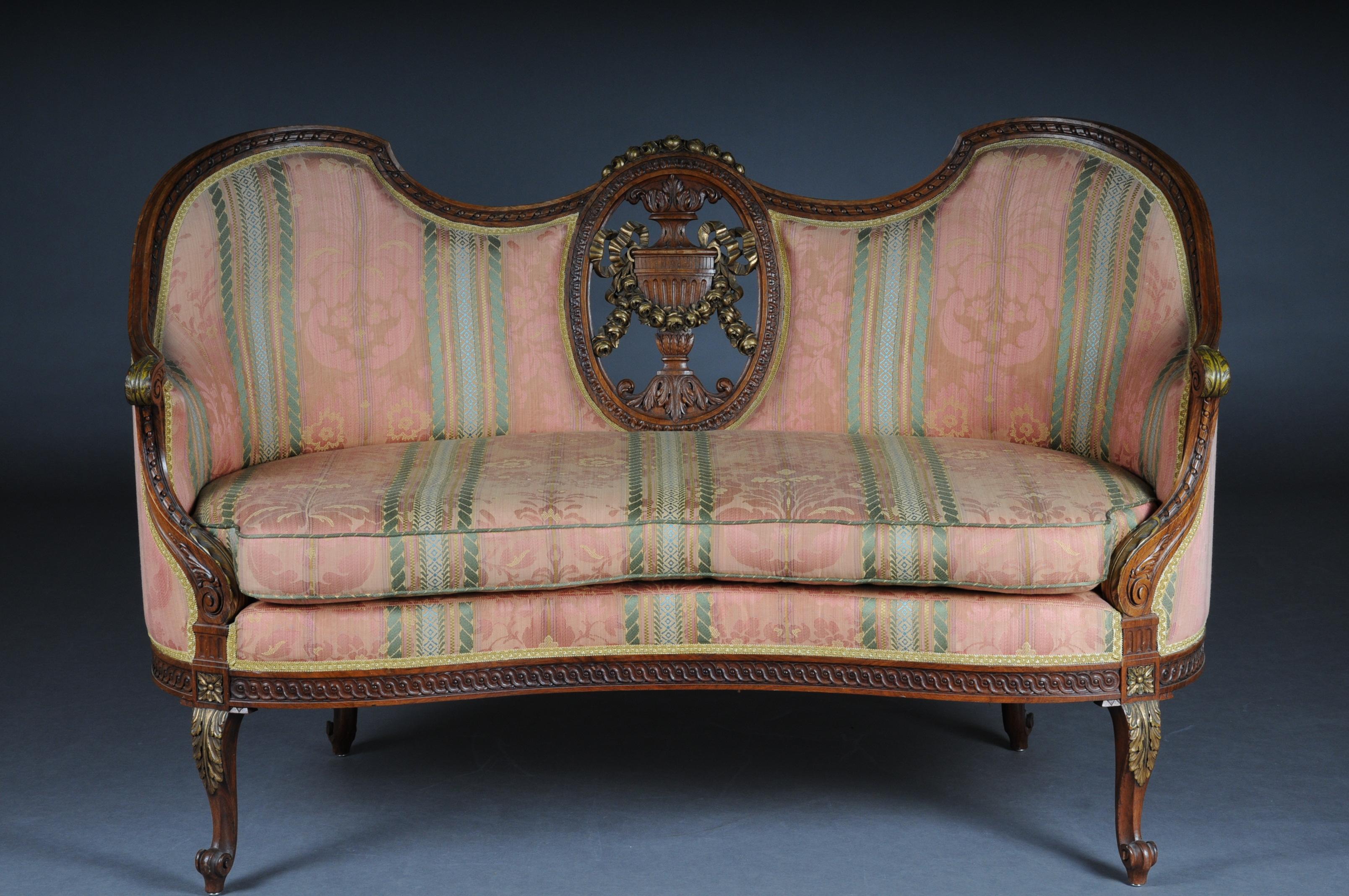 French sofa group canape and 2 Bergeren, circa 1900

Solid beechwood, carved and partly gilded. Semicircular rising, curved backrest framing. Centered medallion decorated with an amphora and garland Appropriately curved frame with richly carved