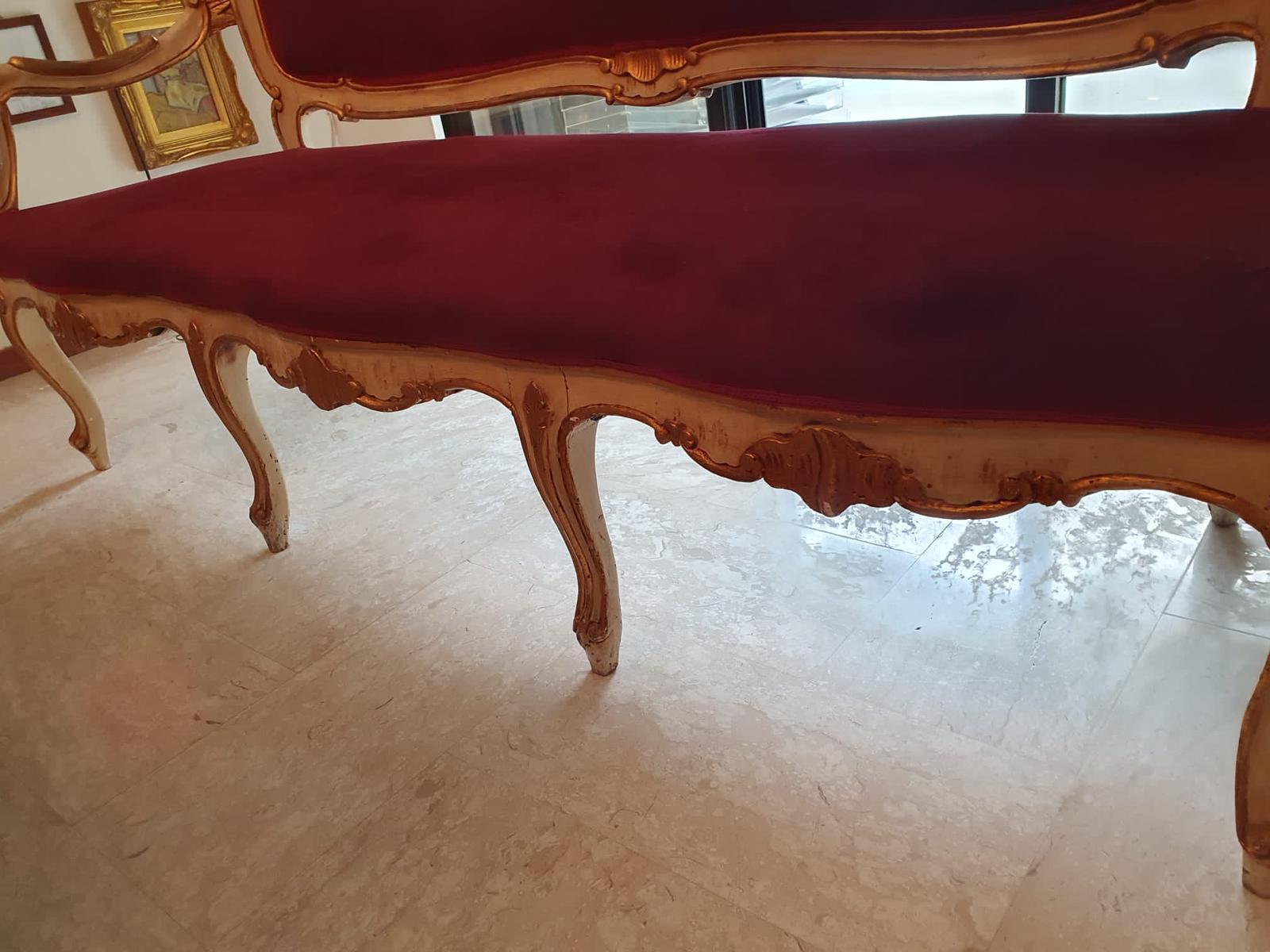 Canapé français de style Louis XVI fin 19ème siècle restauré en vente 3