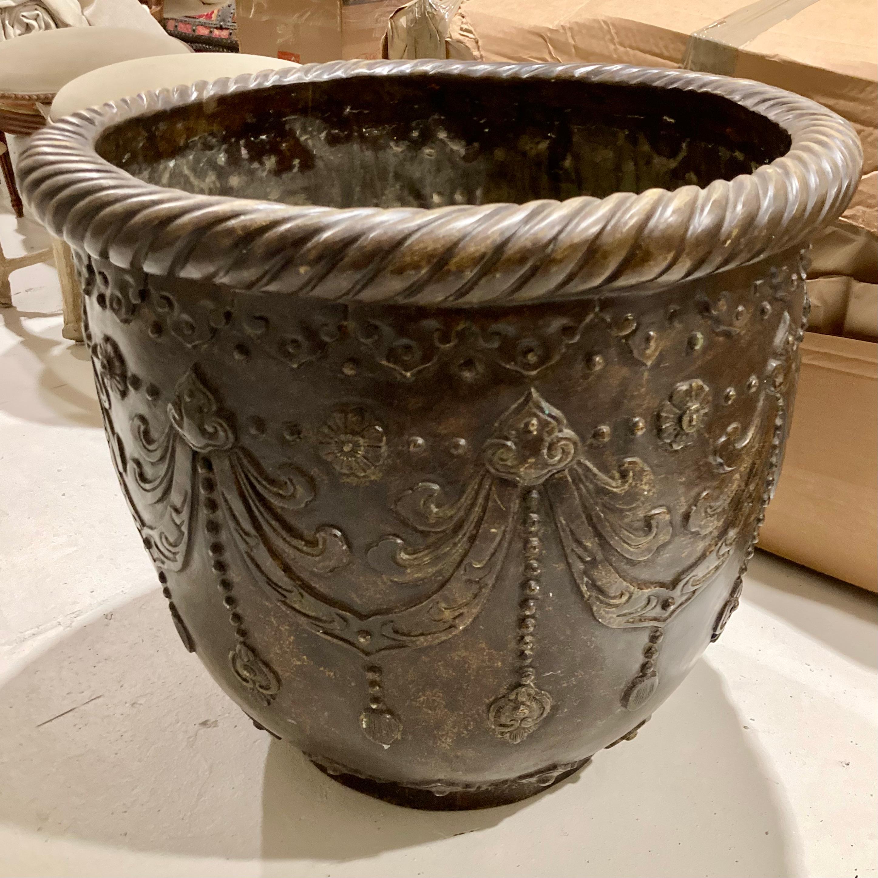 Beautiful French solid bronze planter. Early 20th Century and nice decor designs on the casting of the bronze.