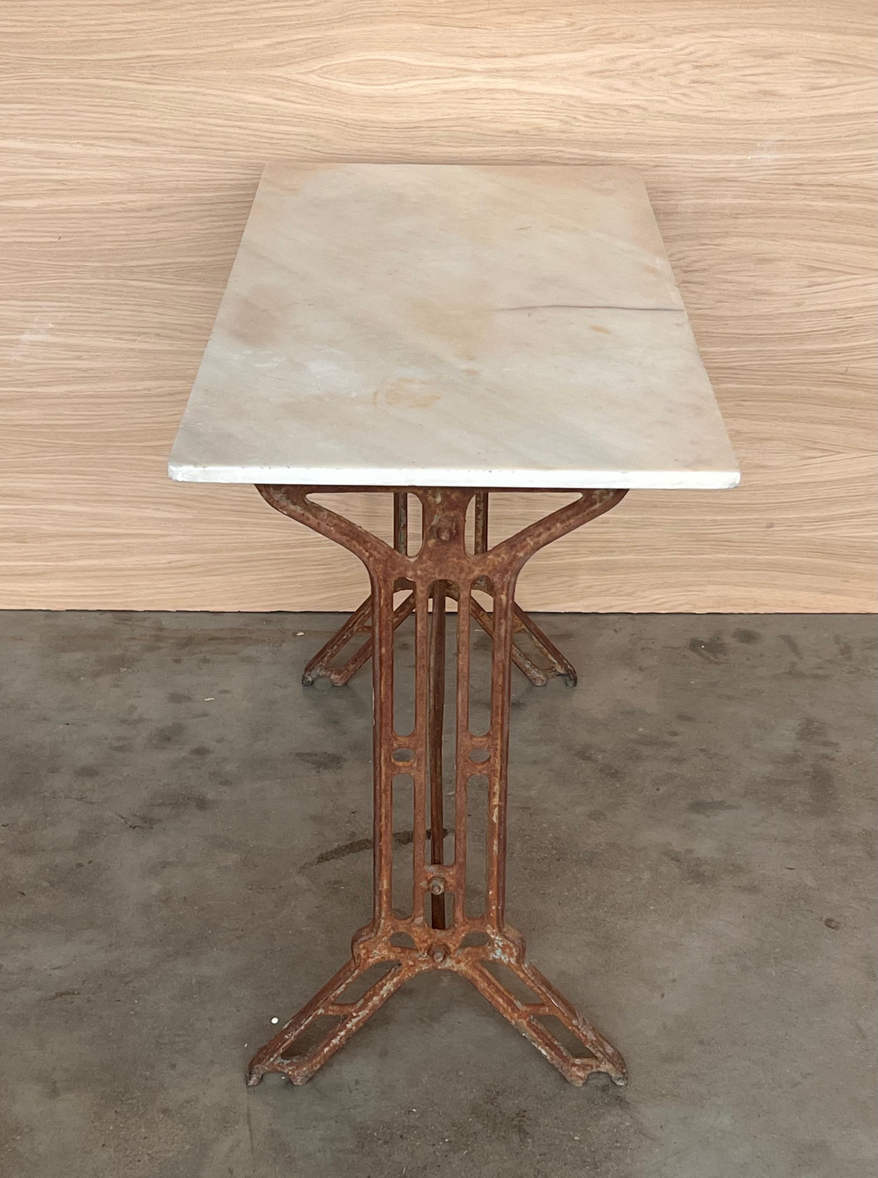 Table de bistrot française en fonte massive à volutes avec plateau en marbre en vente 3