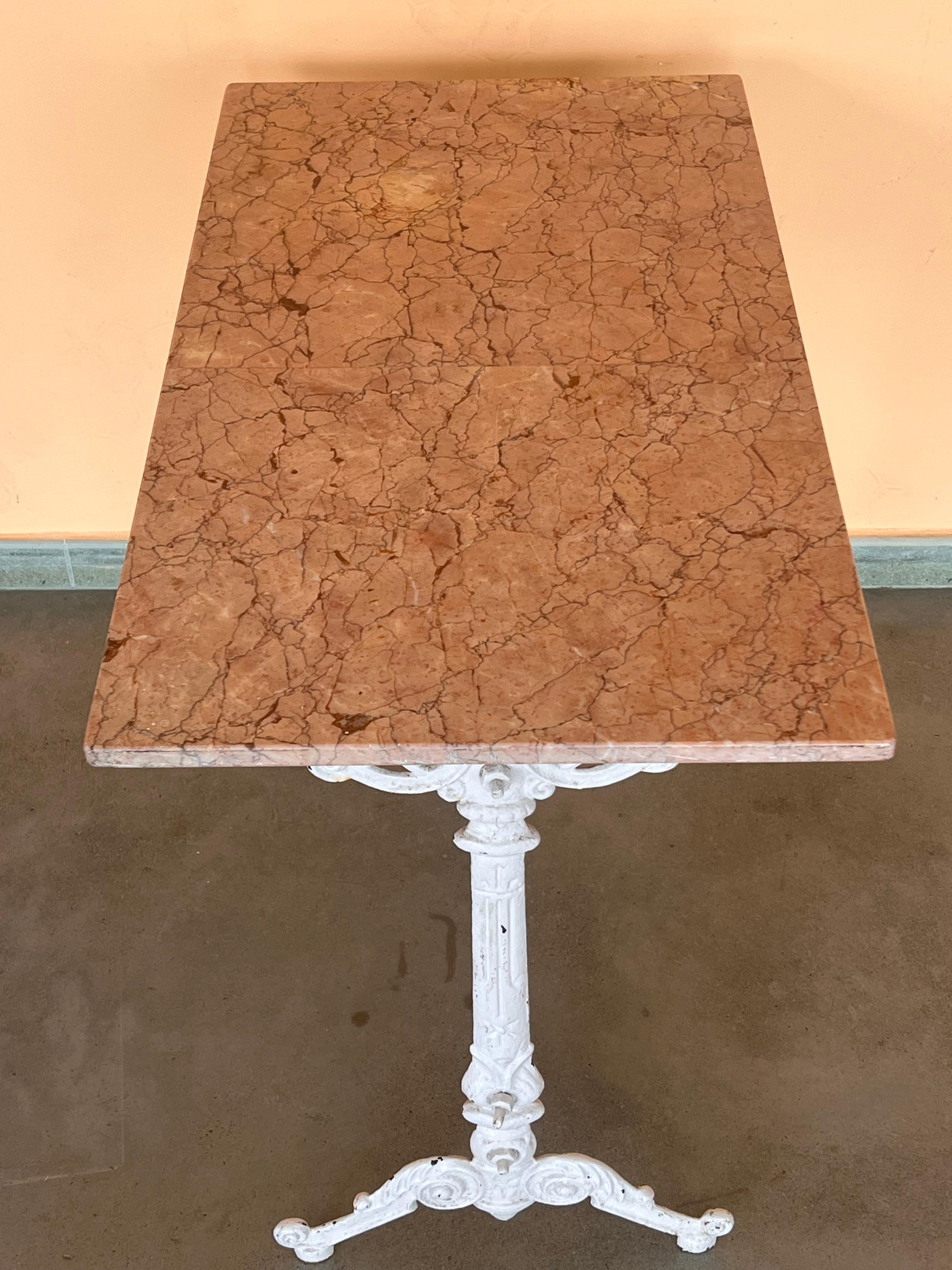 Table de bistrot française en fonte massive à volutes avec plateau en marbre rose en vente 1