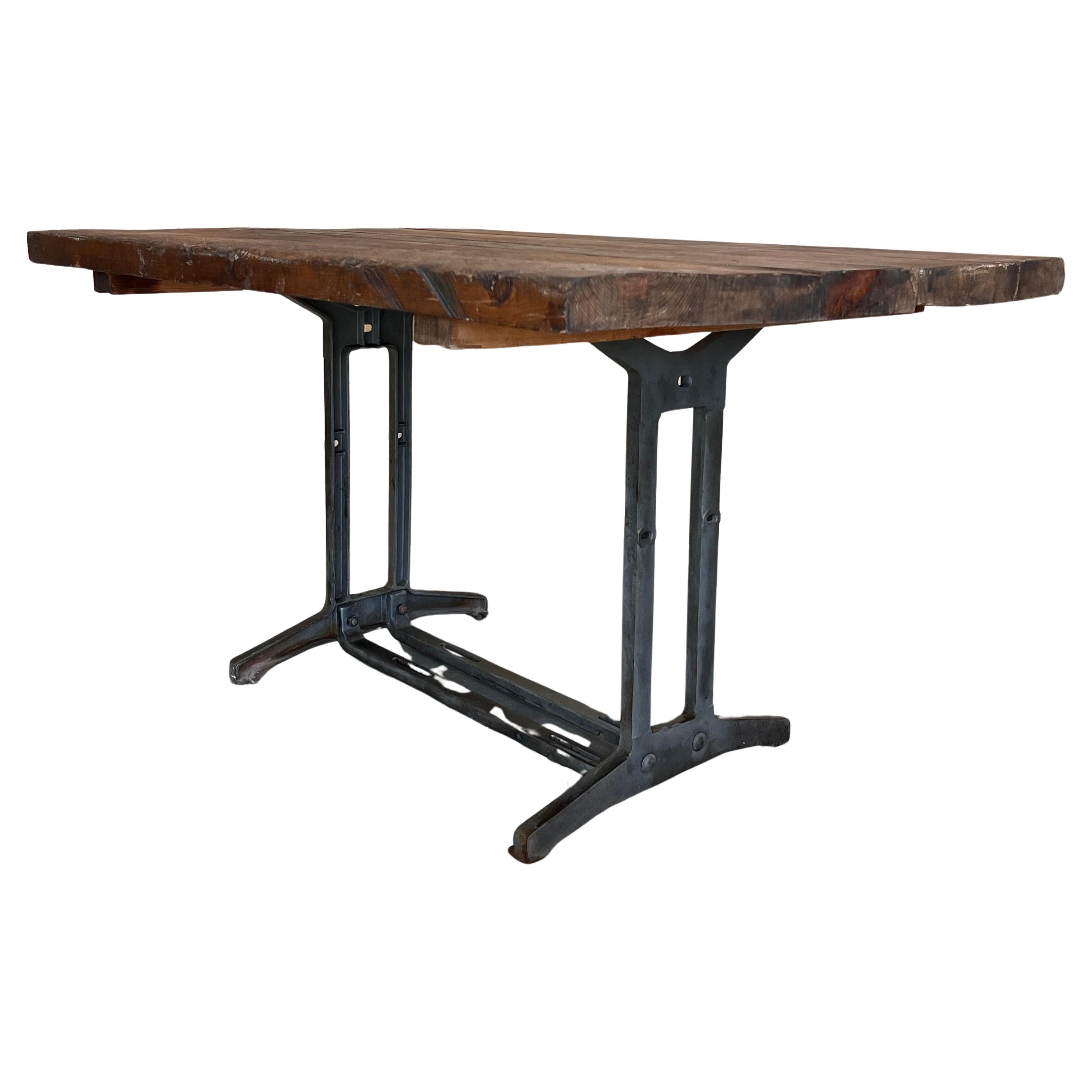 Tavolo da lavoro francese in ghisa massiccia con piano in Wood