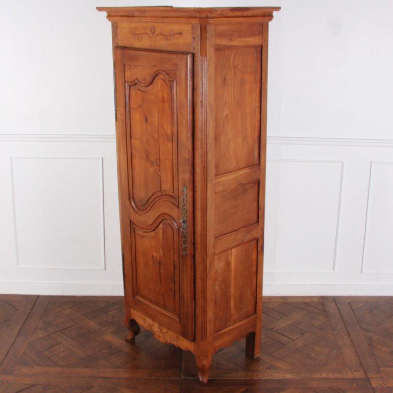 A 19th century, French country, Louis XV-style single-door armoire or ‘bonnetiere’ in solid cherry.

Lovely shaped paneled door and carved details to base and top, circa 1870.

Measures: 31? wide (to the crown) x 20? deep (to the crown) x 75?