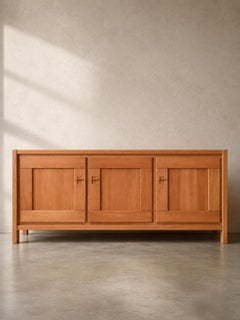 Buffet en orme massif français, crédence moderne rustique des années 1970 dans le style de Pierre