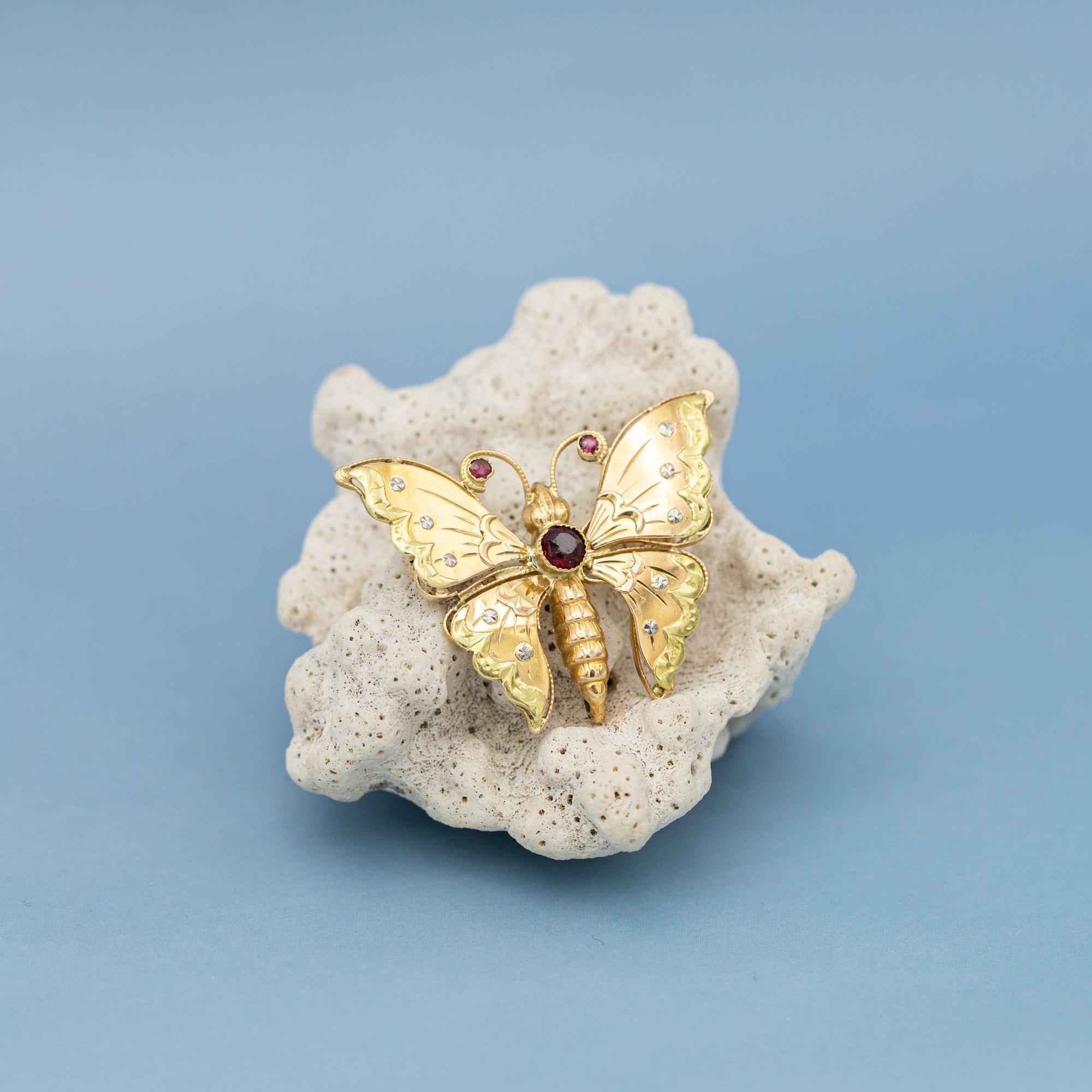 Se vende este impresionante broche de insecto francés elaborado en oro amarillo anaranjado de 18 ct. Maravillosos rubíes rojos pequeños representan las antenas de esta elegante mariposa, mientras que un rubí talla antigua más grande forma el cuerpo.