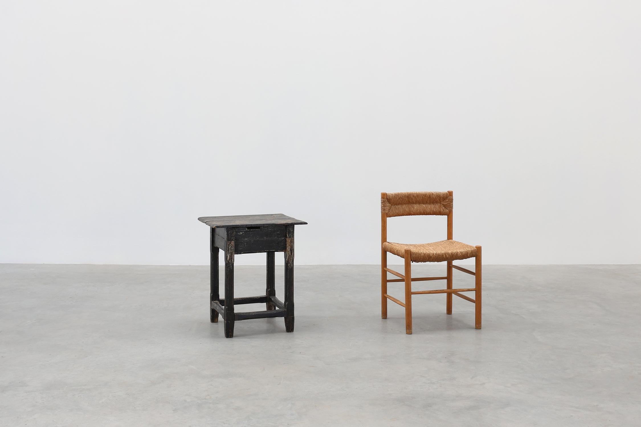 France / 1850 / side table / oak / Rustic / French Provincial / Antique

Minimalistic designed side table in oak wood with original old black paint layers. Hand crafted in the mid 19th century in France. This sturdy square table features a base with