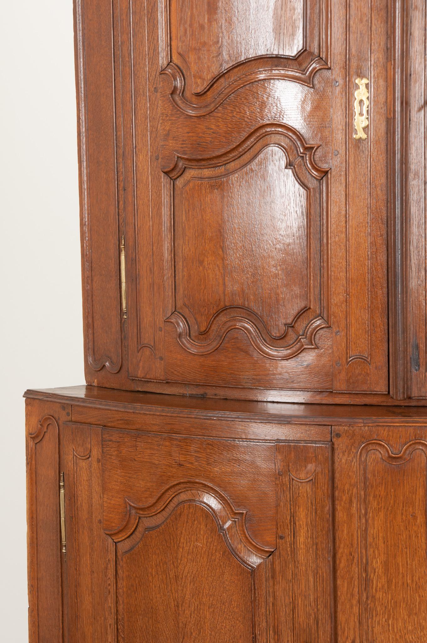 French Solid Oak Corner Buffet a deux Corps In Good Condition For Sale In Baton Rouge, LA