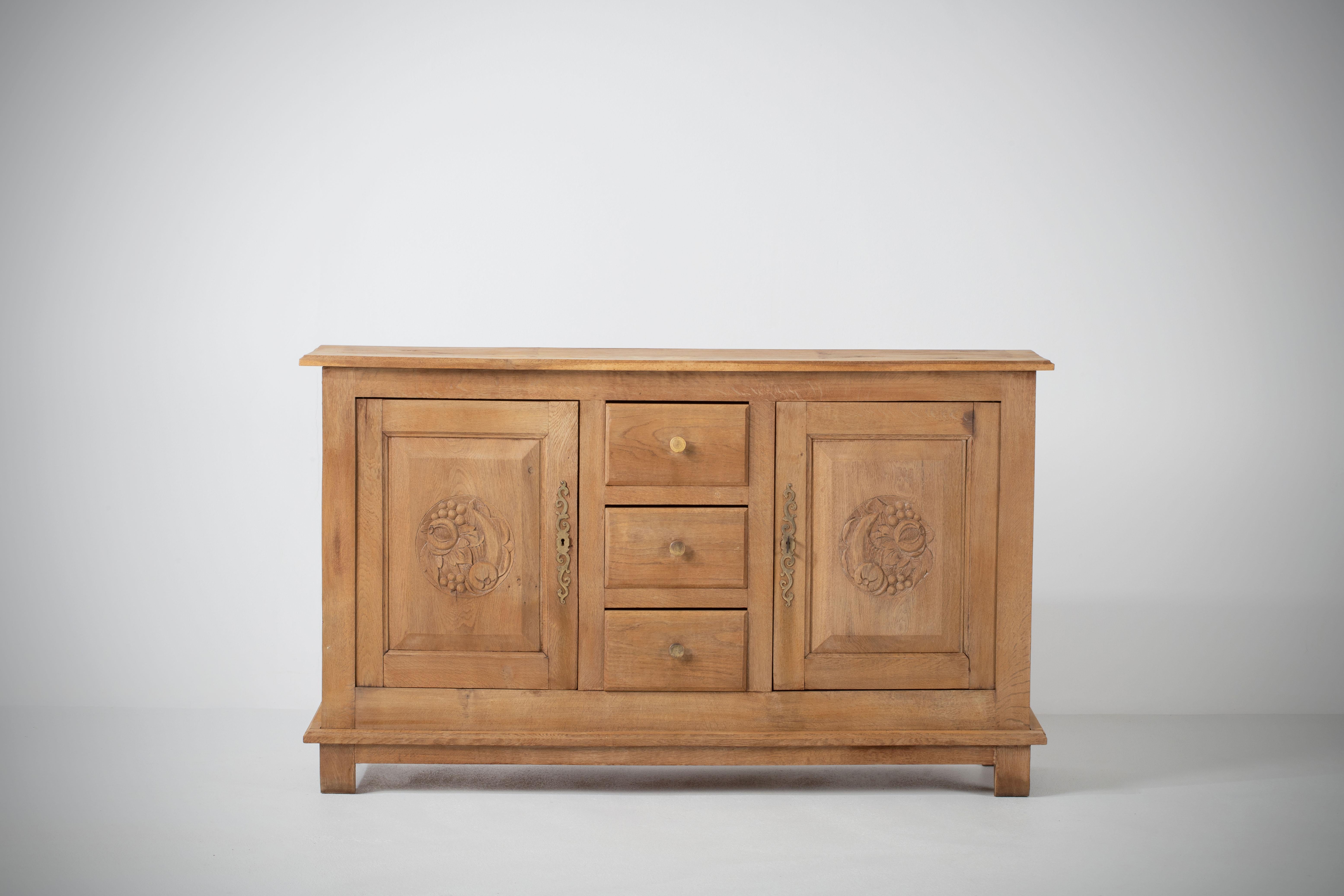 French Solid Oak Credenza with Hand-Carved Details, 1940s In Good Condition For Sale In Wiesbaden, DE