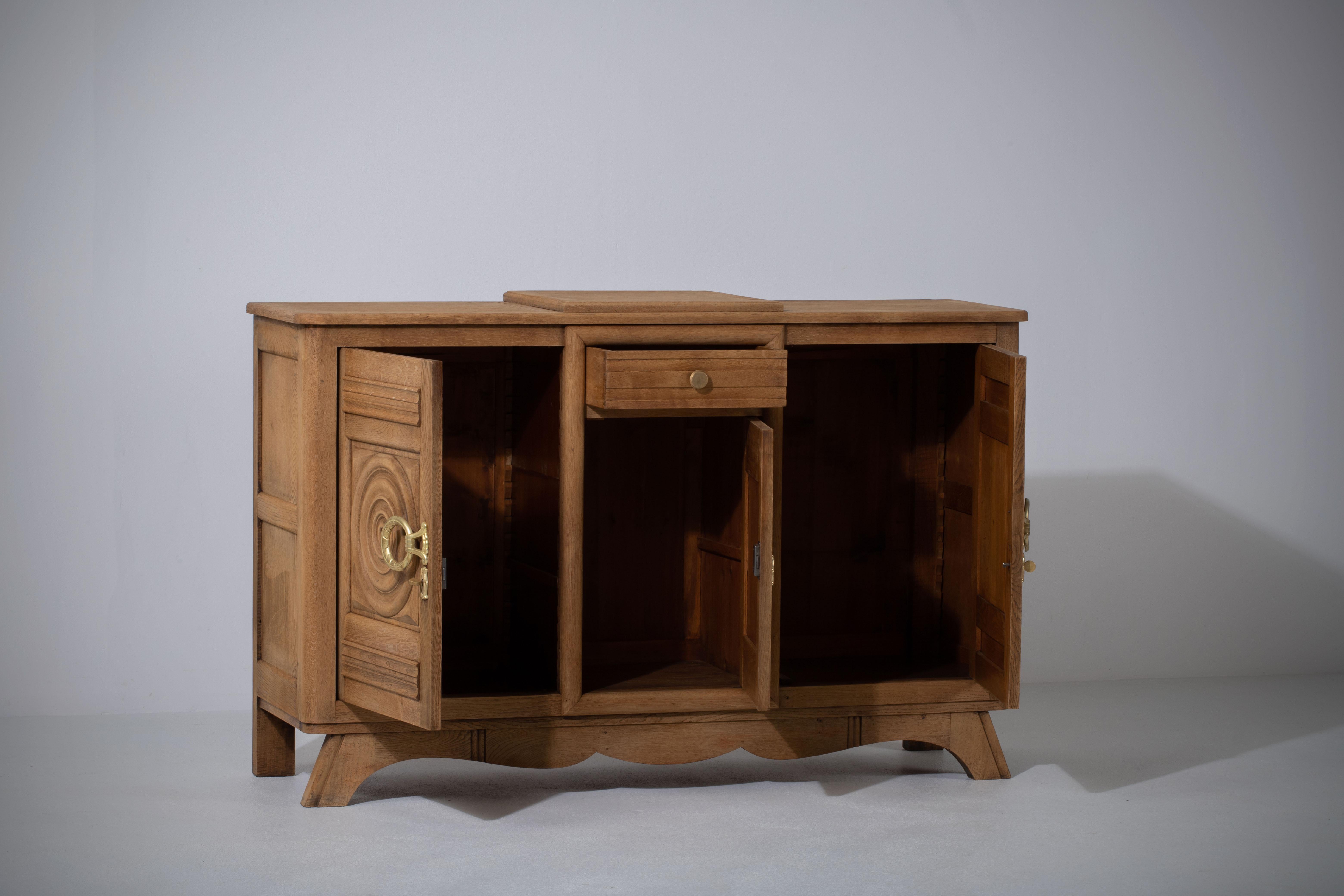 French Solid Oak Credenza with Hand Carved Details, 1940s In Good Condition For Sale In Wiesbaden, DE