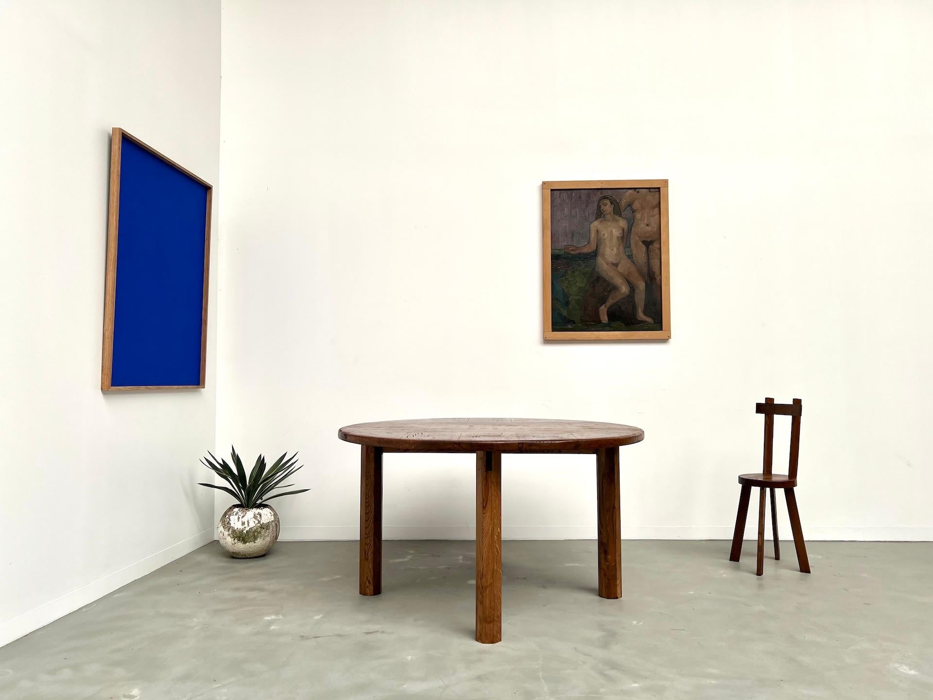 La Maison Lecan presenta un pezzo davvero singolare: un tavolo rotondo in rovere massiccio dei primi del '900, reinterpretato in modo sottile per gli interni contemporanei.

Il piano del tavolo invecchiato presenta una patina ricca e una venatura