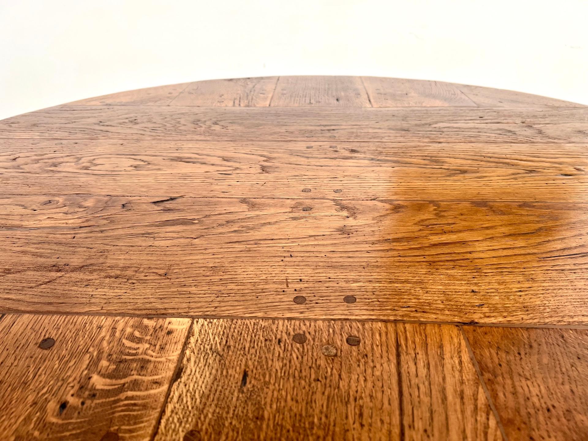 Tavolo rotondo francese in legno massiccio di Oak - Pezzo unico, circa 1900 In condizioni buone in vendita a LYON, FR