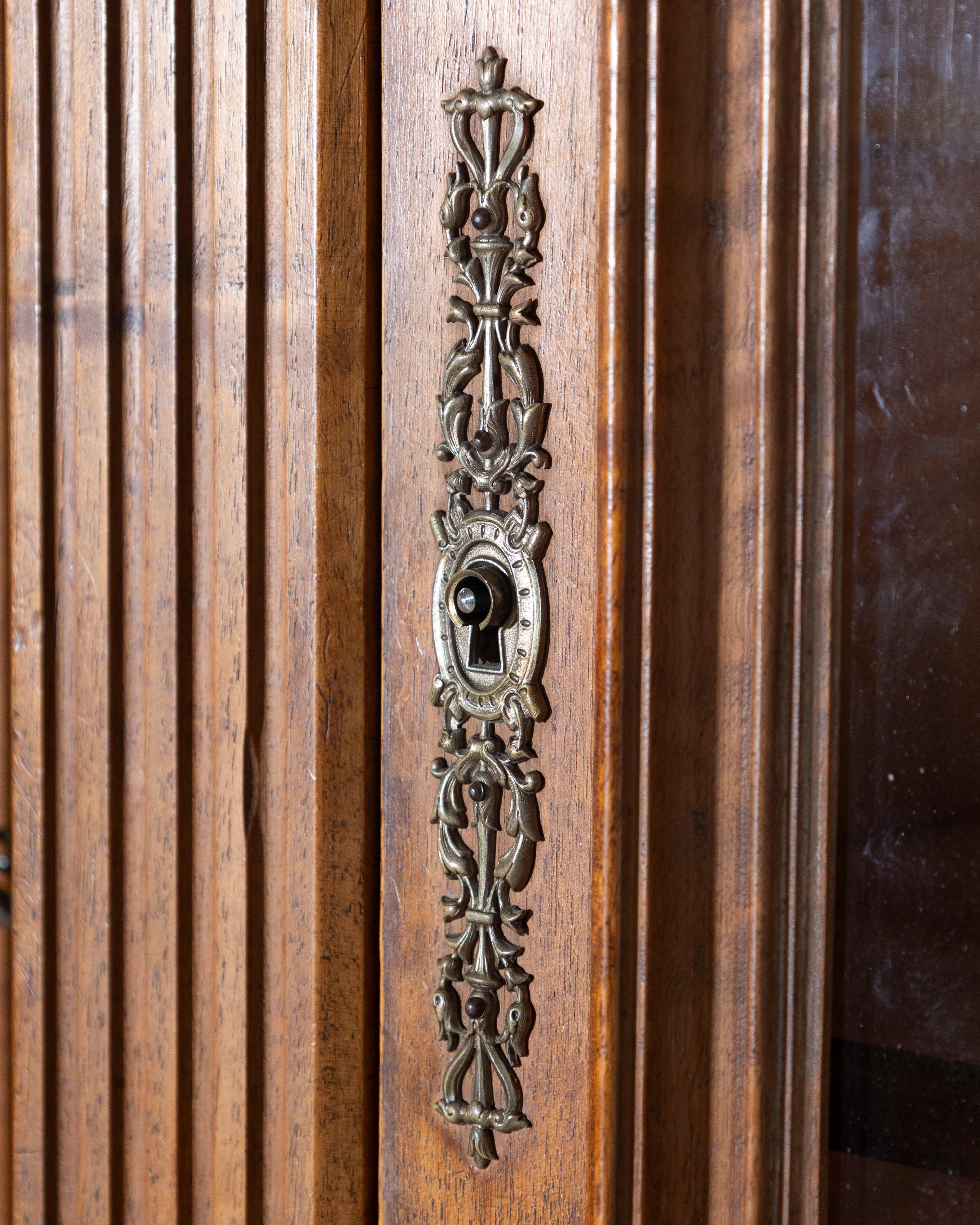French Solid Walnut Bookcase with Carved Columns, Late 19th Century For Sale 5