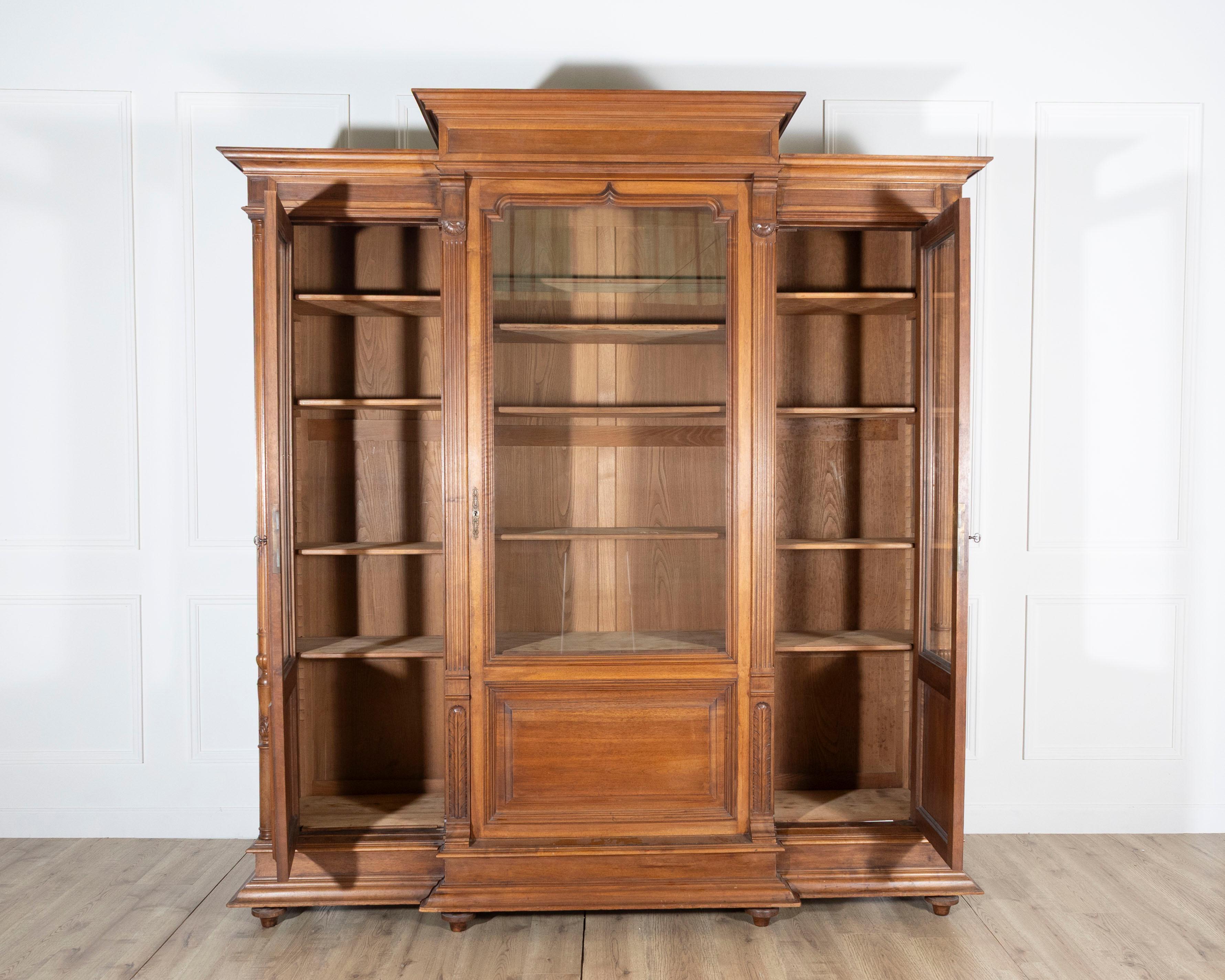 French Solid Walnut Bookcase with Carved Columns, Late 19th Century For Sale 6