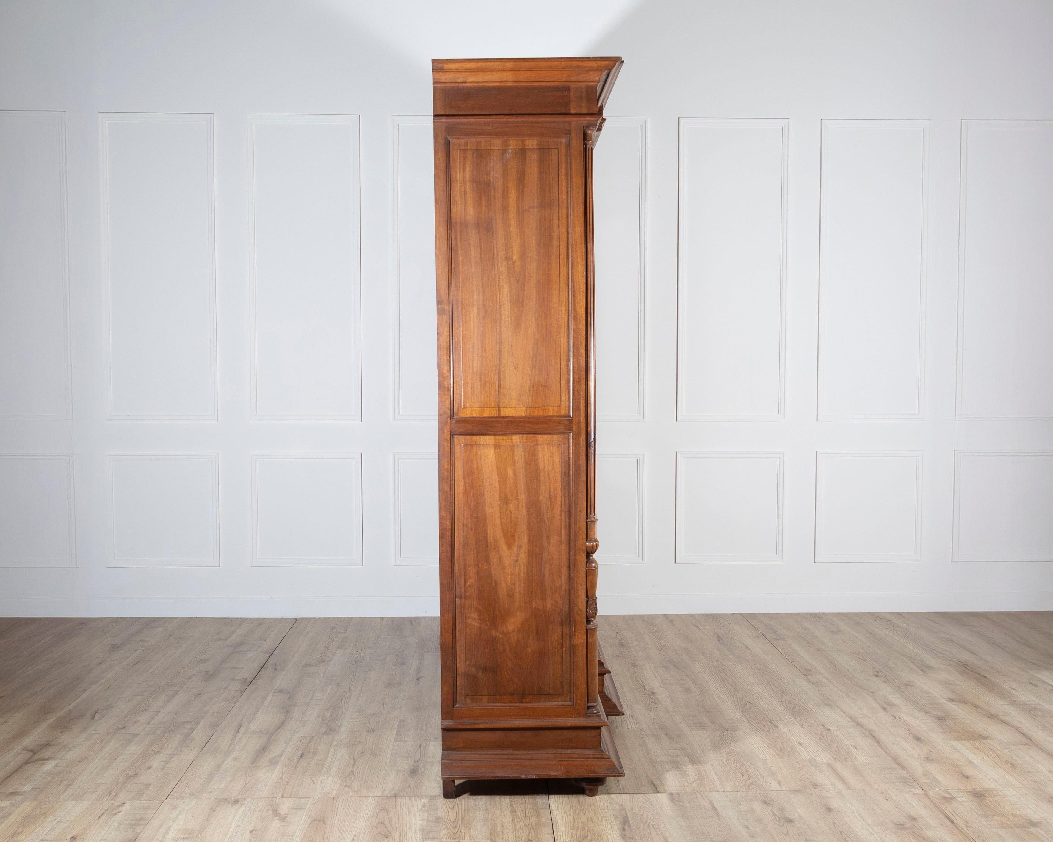 French Solid Walnut Bookcase with Carved Columns, Late 19th Century For Sale 9