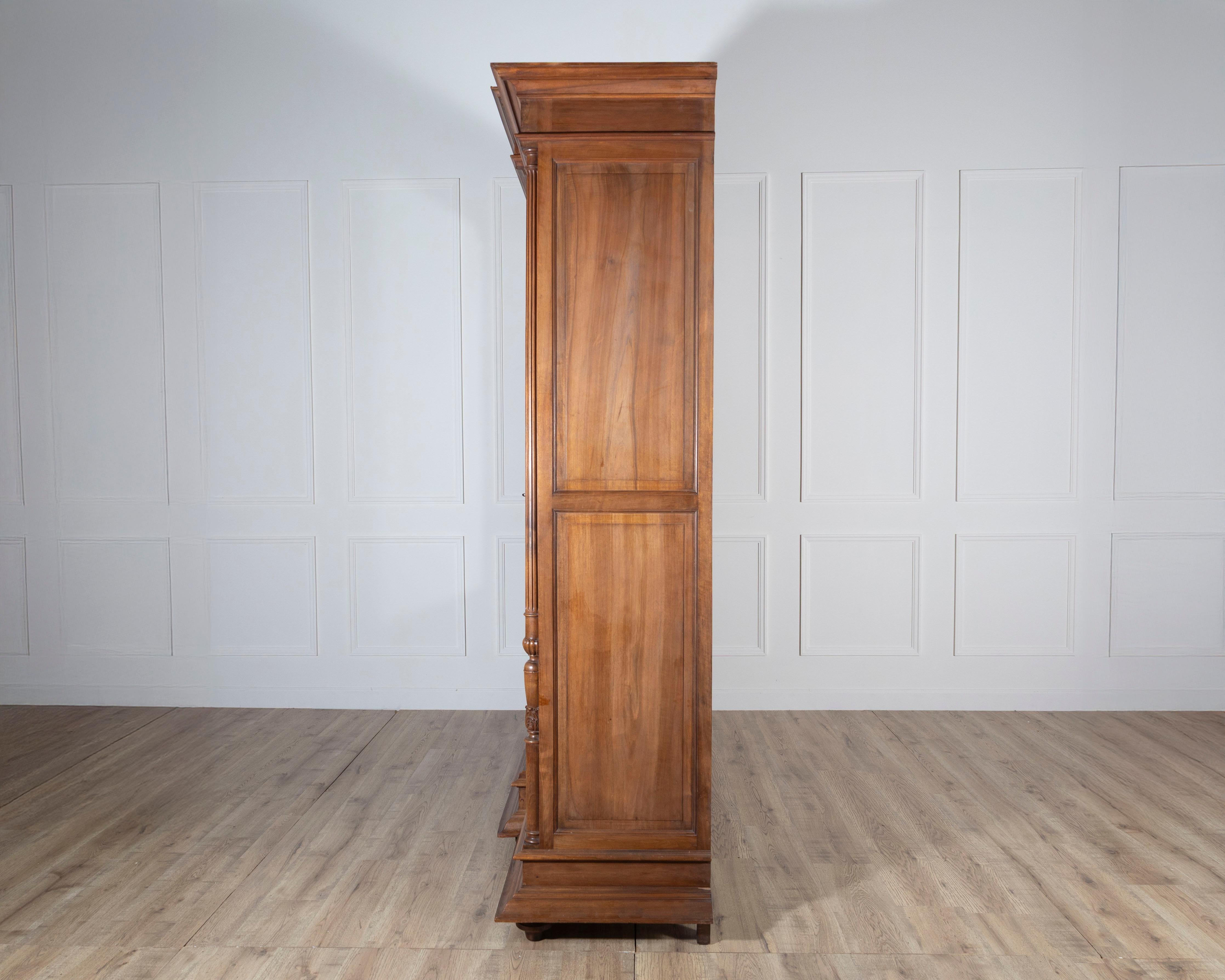 French Solid Walnut Bookcase with Carved Columns, Late 19th Century For Sale 10