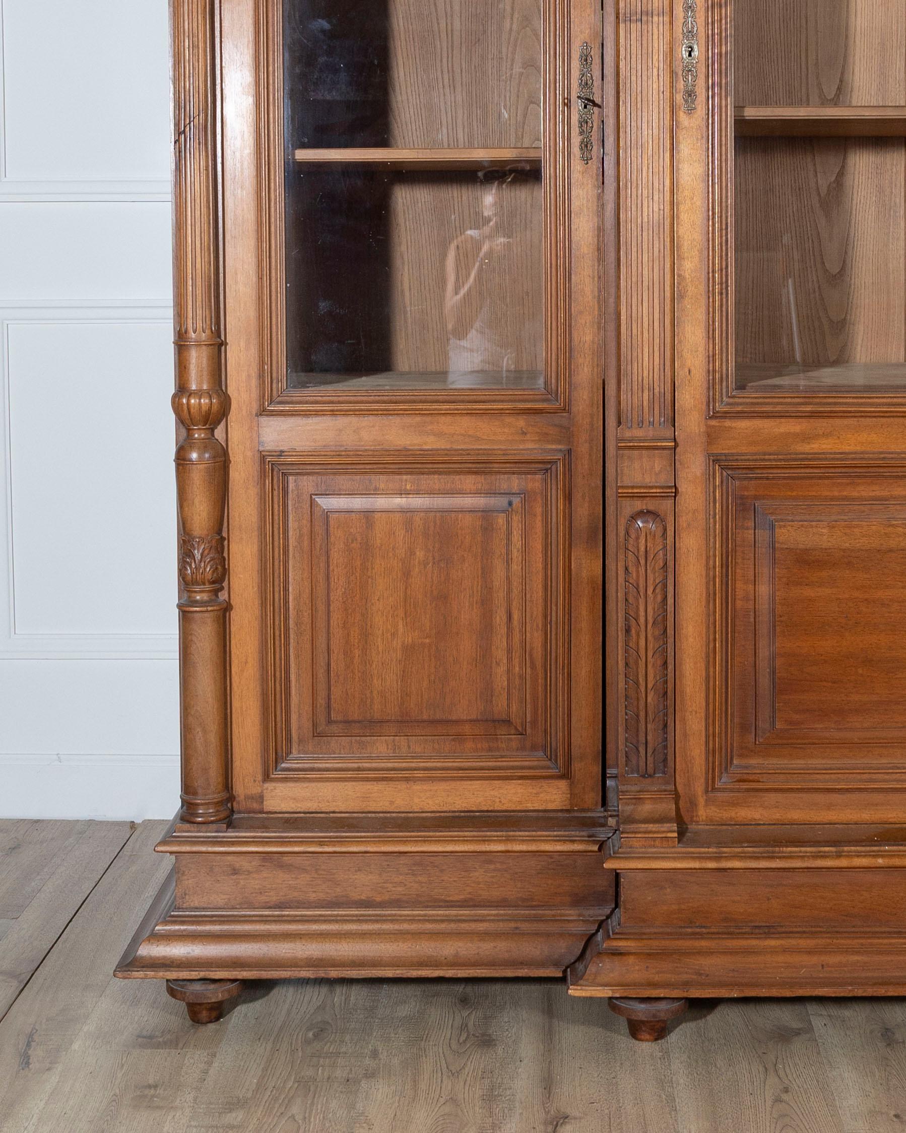 French Solid Walnut Bookcase with Carved Columns, Late 19th Century For Sale 1