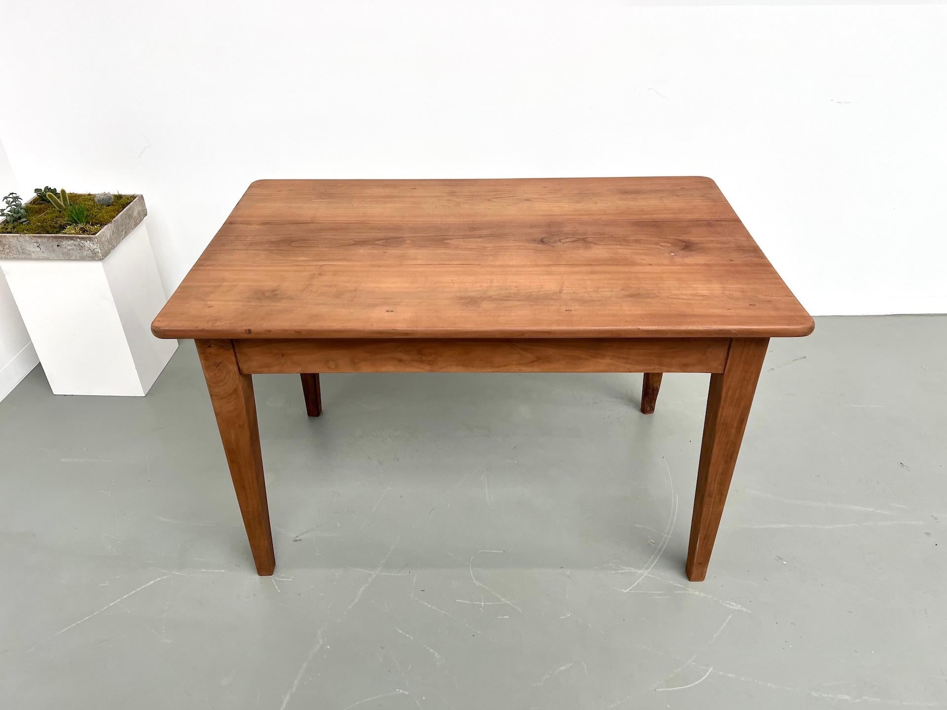 French solid walnut desk, 1950 In Good Condition For Sale In LYON, FR