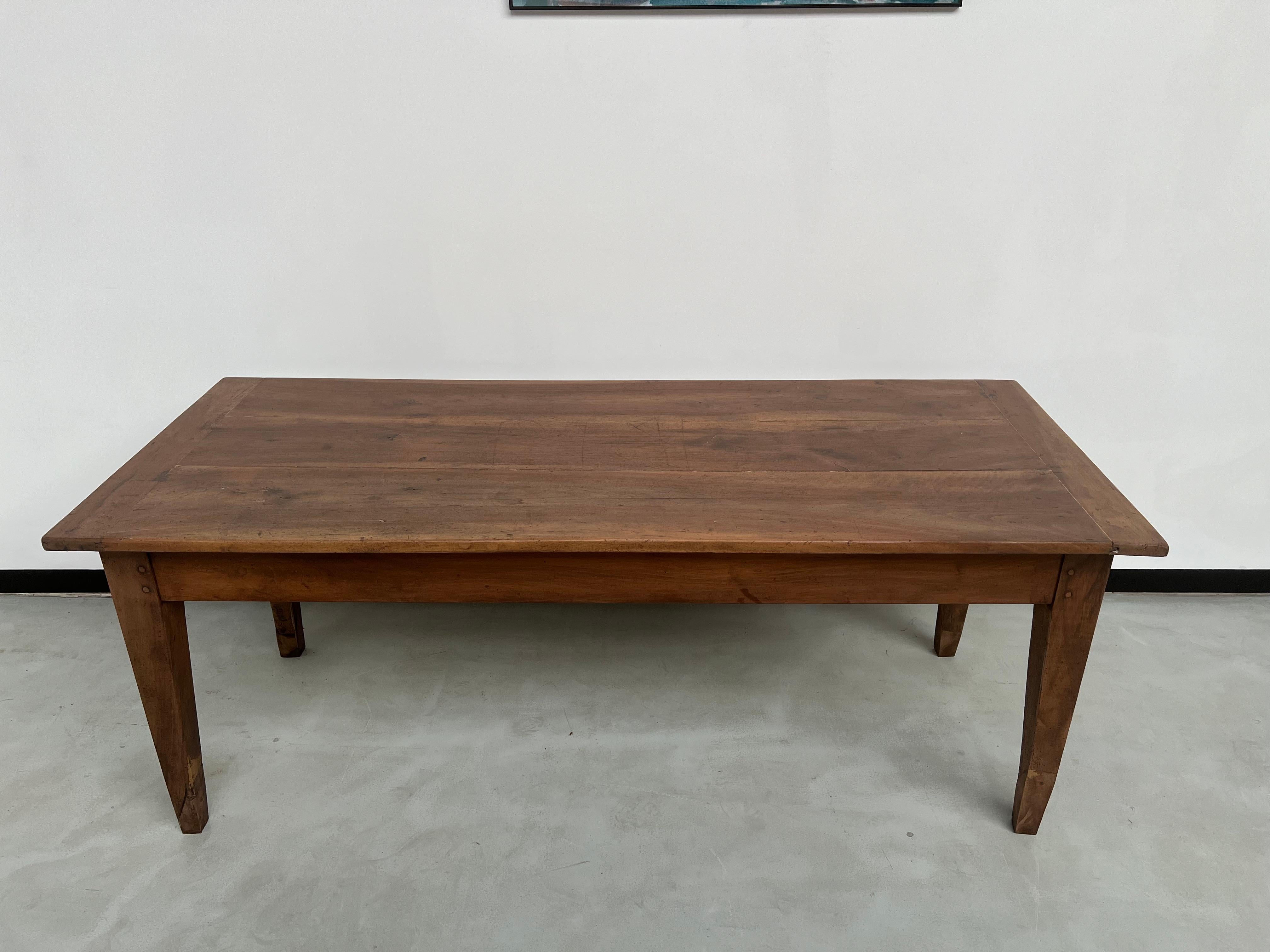 French solid walnut farm table with spindle legs In Good Condition For Sale In LYON, FR