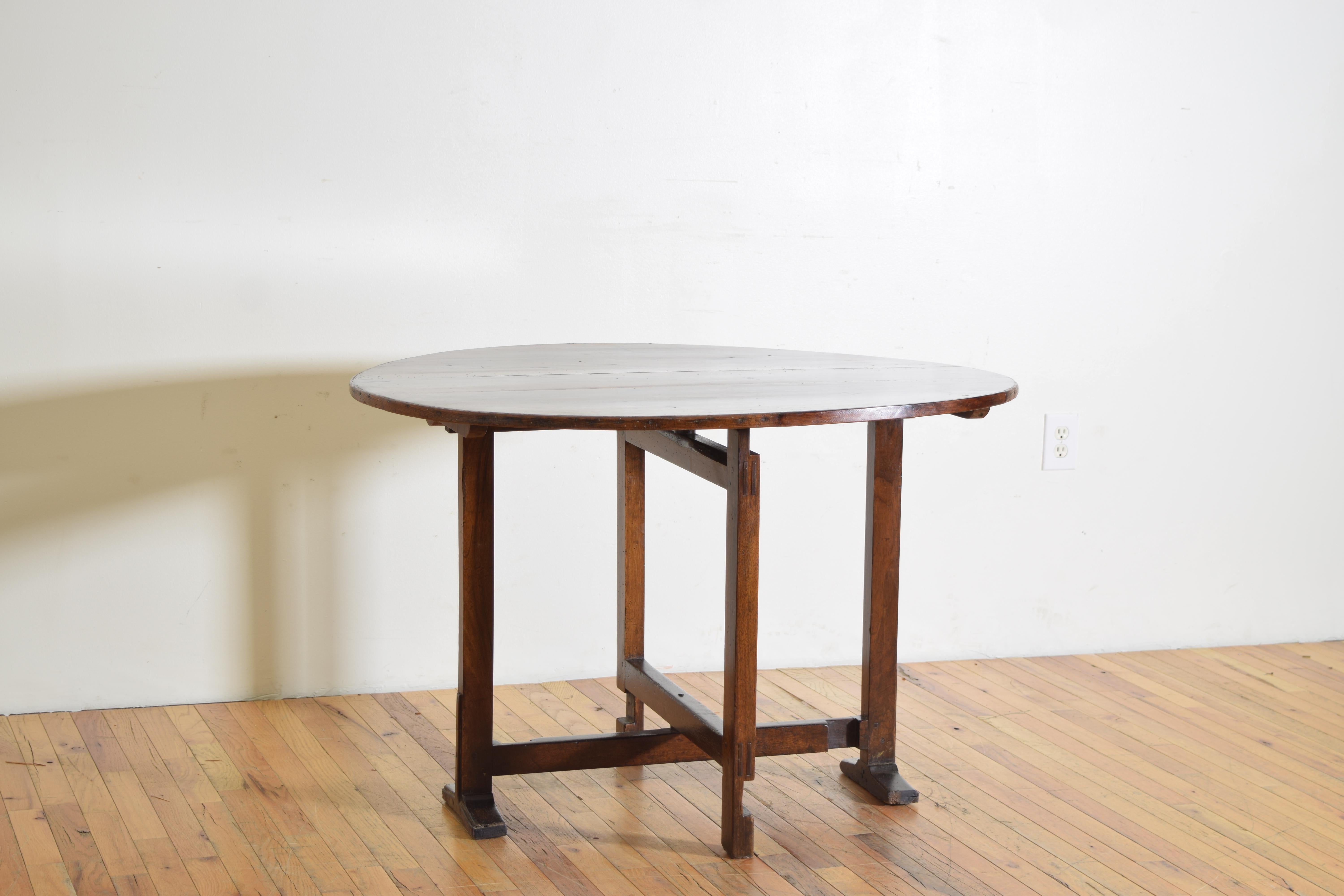 French Solid Walnut Folding Oval Vineyard Table from the mid 19th century In Good Condition In Atlanta, GA