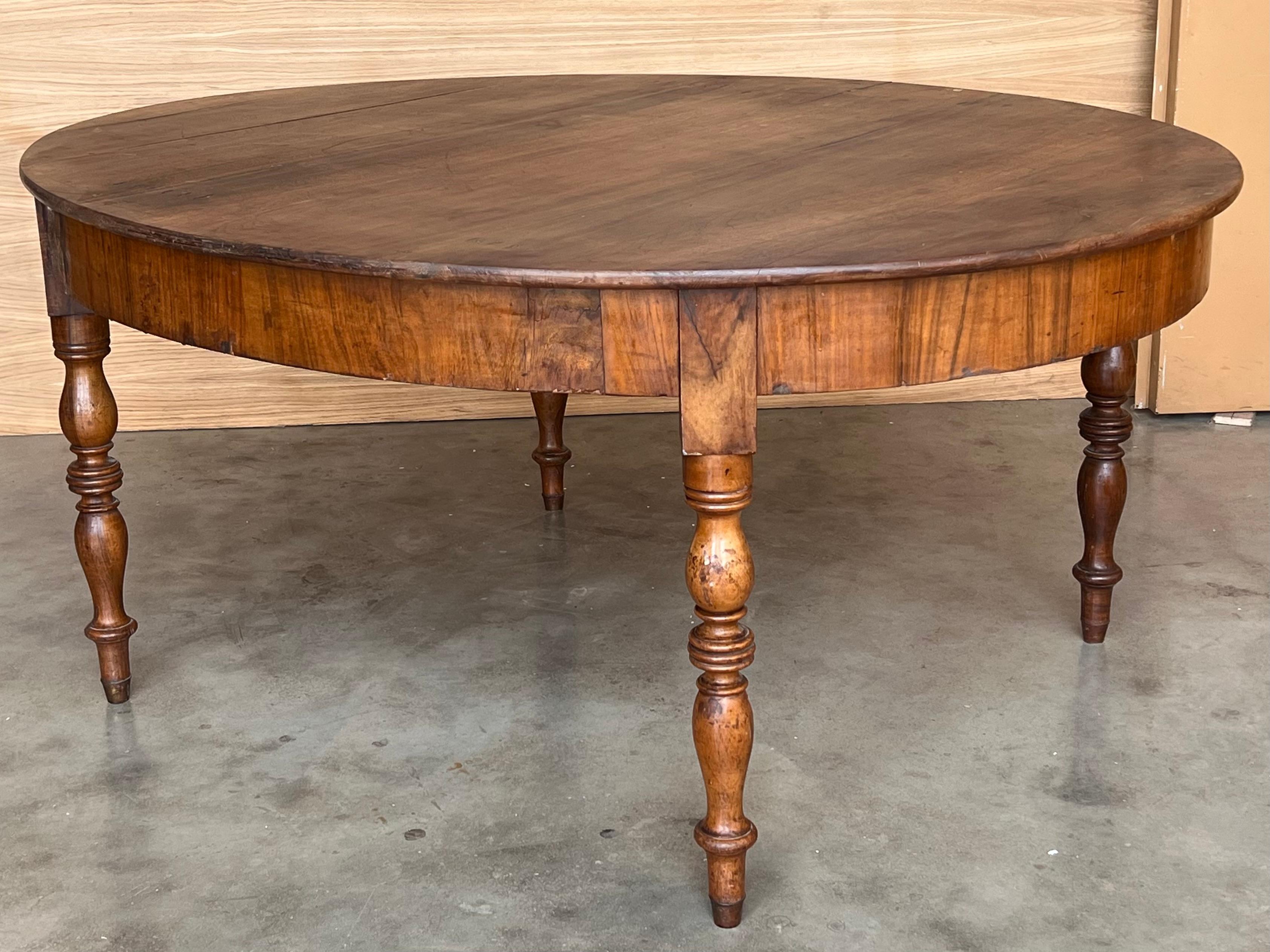 French Solid Walnut Oval Center Table with Four Turned Legs In Good Condition For Sale In Miami, FL
