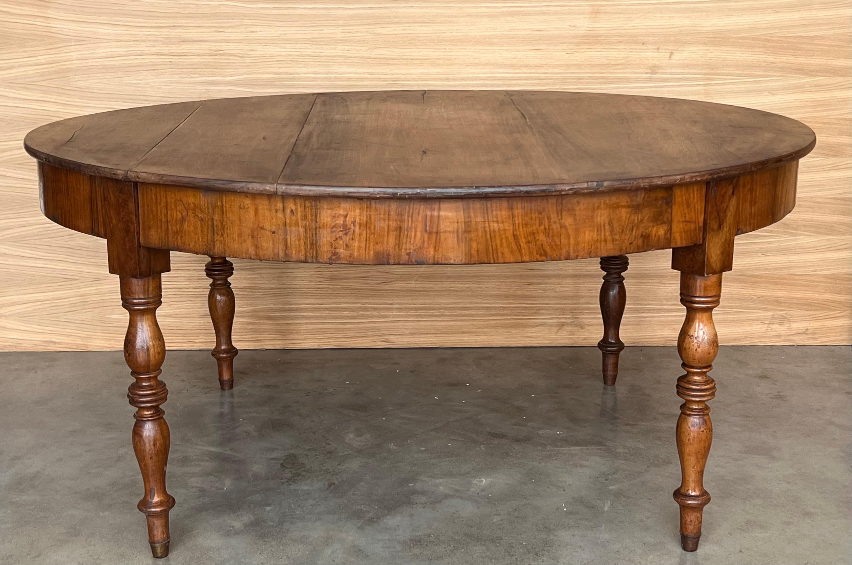 French Solid Walnut Oval Center Table with Four Turned Legs For Sale 1
