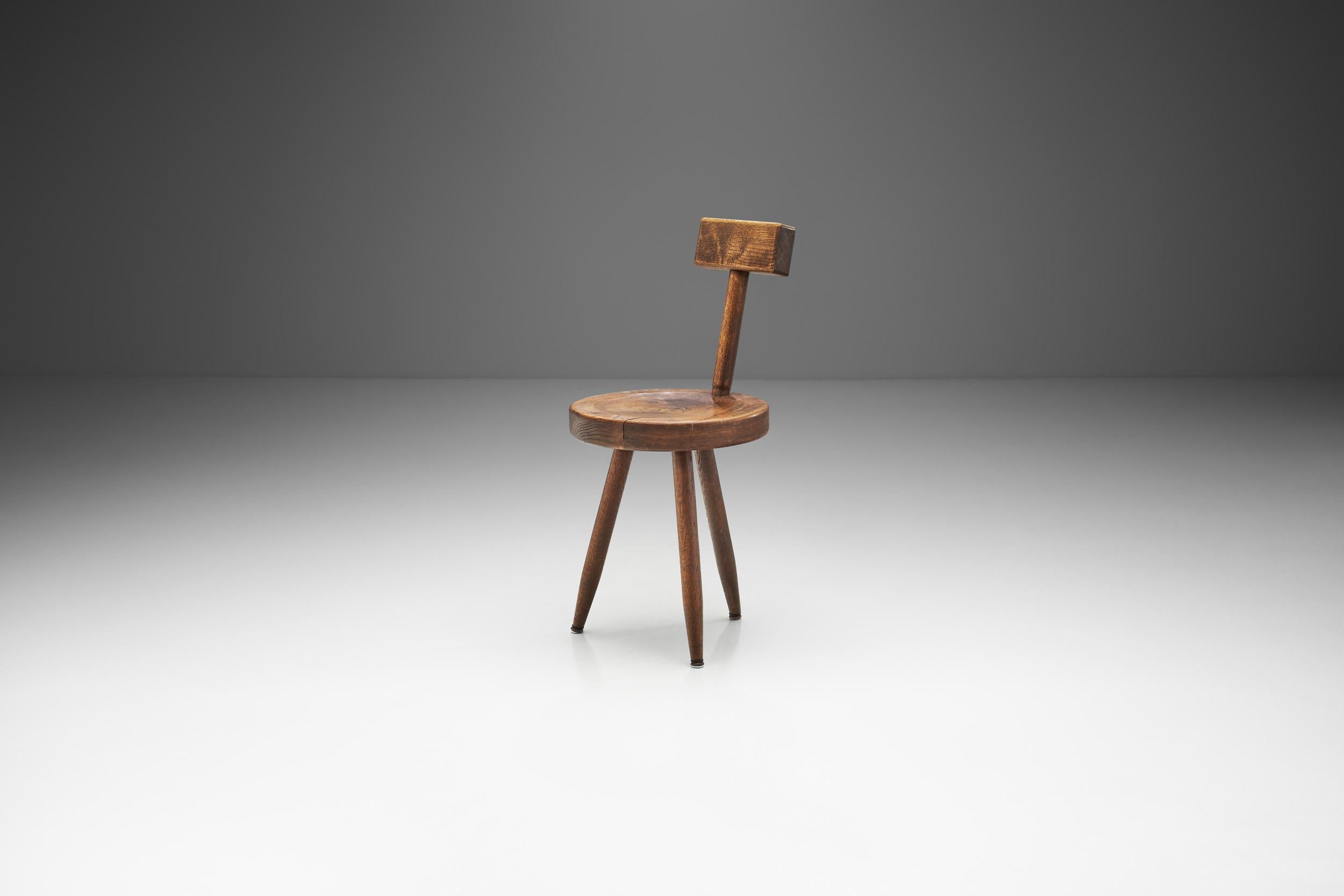 This tripod chair has a simple composition that mixes the aesthetics of rural handicraft with international modernism.

While many postwar French designers were embracing new industrial techniques and mass production, some, like Alexandre Noll,