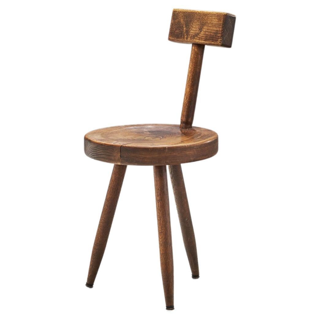 Französischer Dreibein-Stuhl aus Massivholz, Frankreich, 1970er Jahre