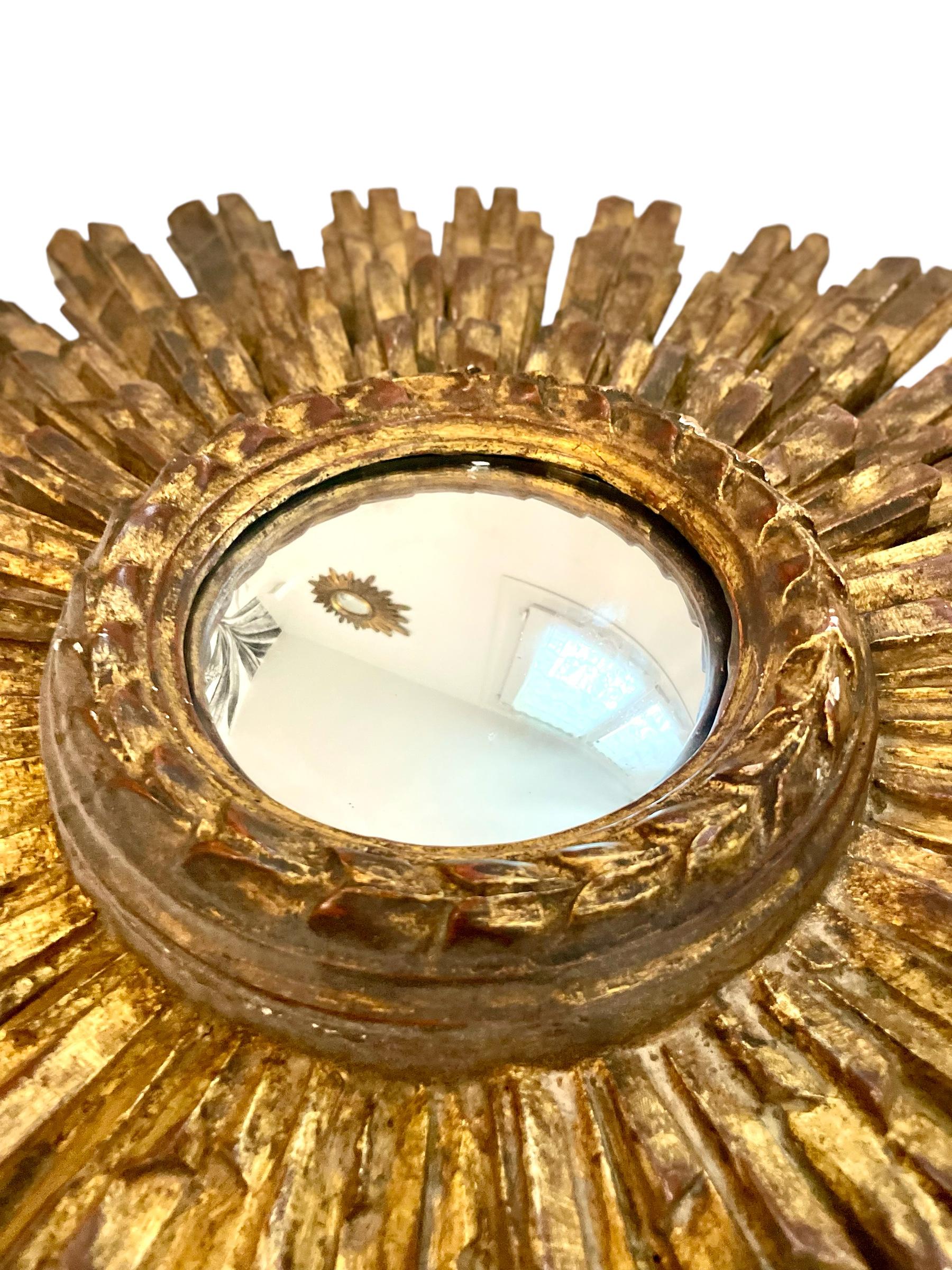 Français Grand miroir convexe en bois doré avec rayons de soleil ou 