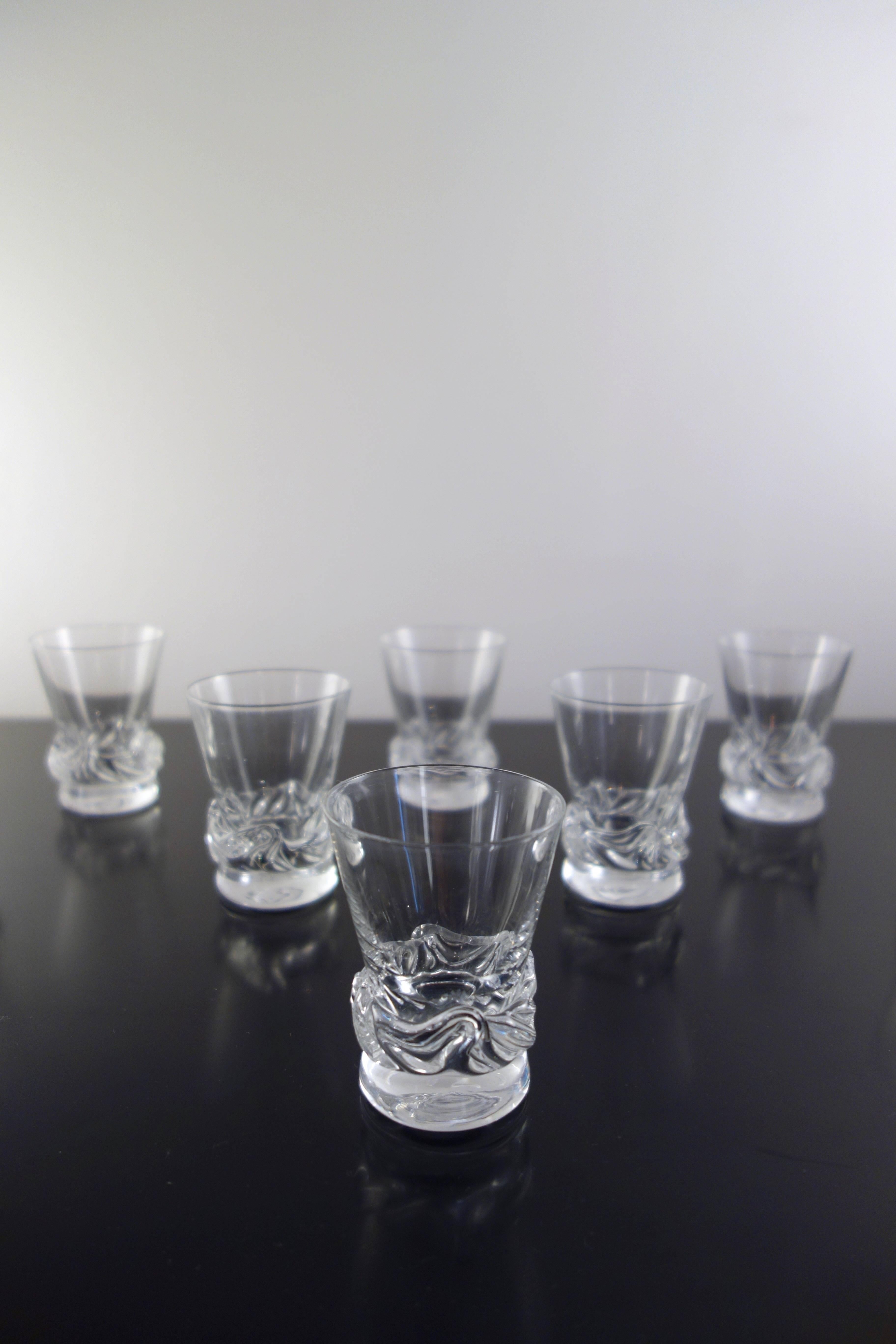 Set of eight Daum crystal glasses. Sorcy model, small size, cooked wine glass (porto, liquor ...) French manufacture of the 1950s. Vintage box, beautiful brilliance of the crystal. In perfect condition and sign. Box size: 31 x 20 x 7 cm.