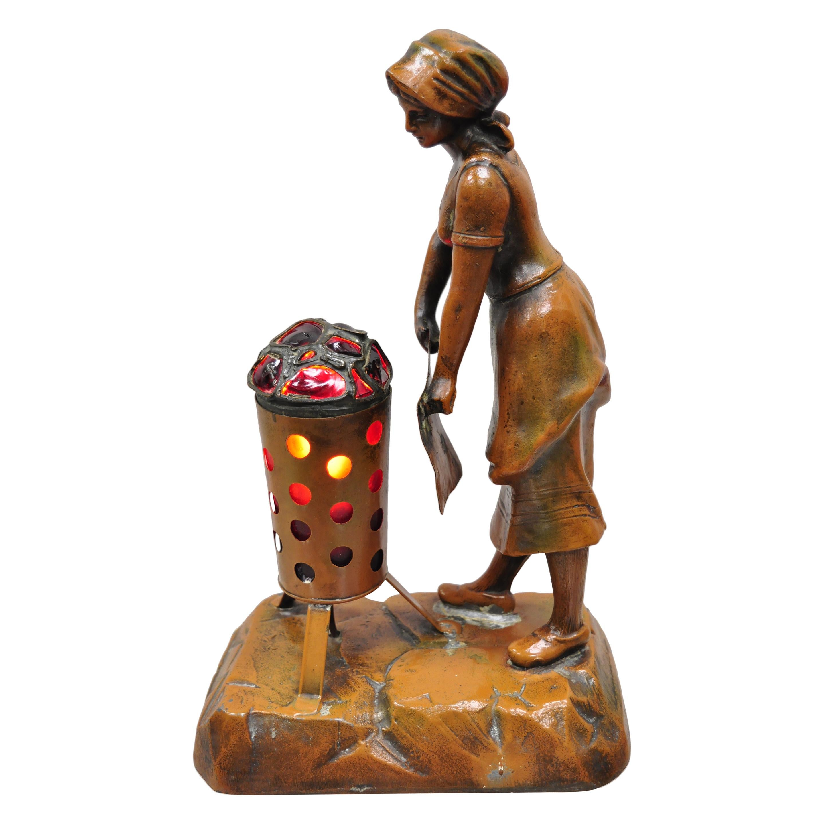 Lampe figurative de femme près d'un feu de charbon en métal fondu attribuée à Raineri en vente