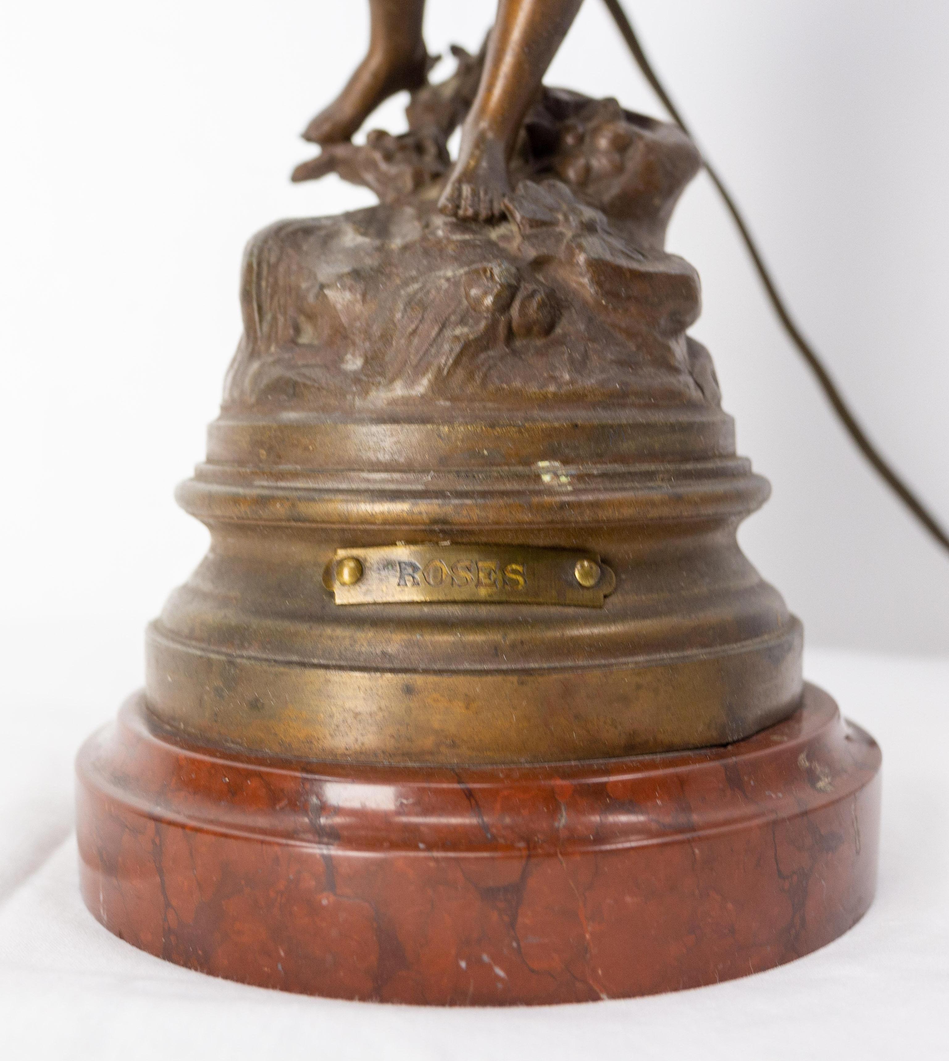 Lámpara de Sobremesa Francesa de Espelta Mujer con Rosas de L-A Moreau sobre Base de Mármol c 1900 en Bueno estado para la venta en Labrit, Landes
