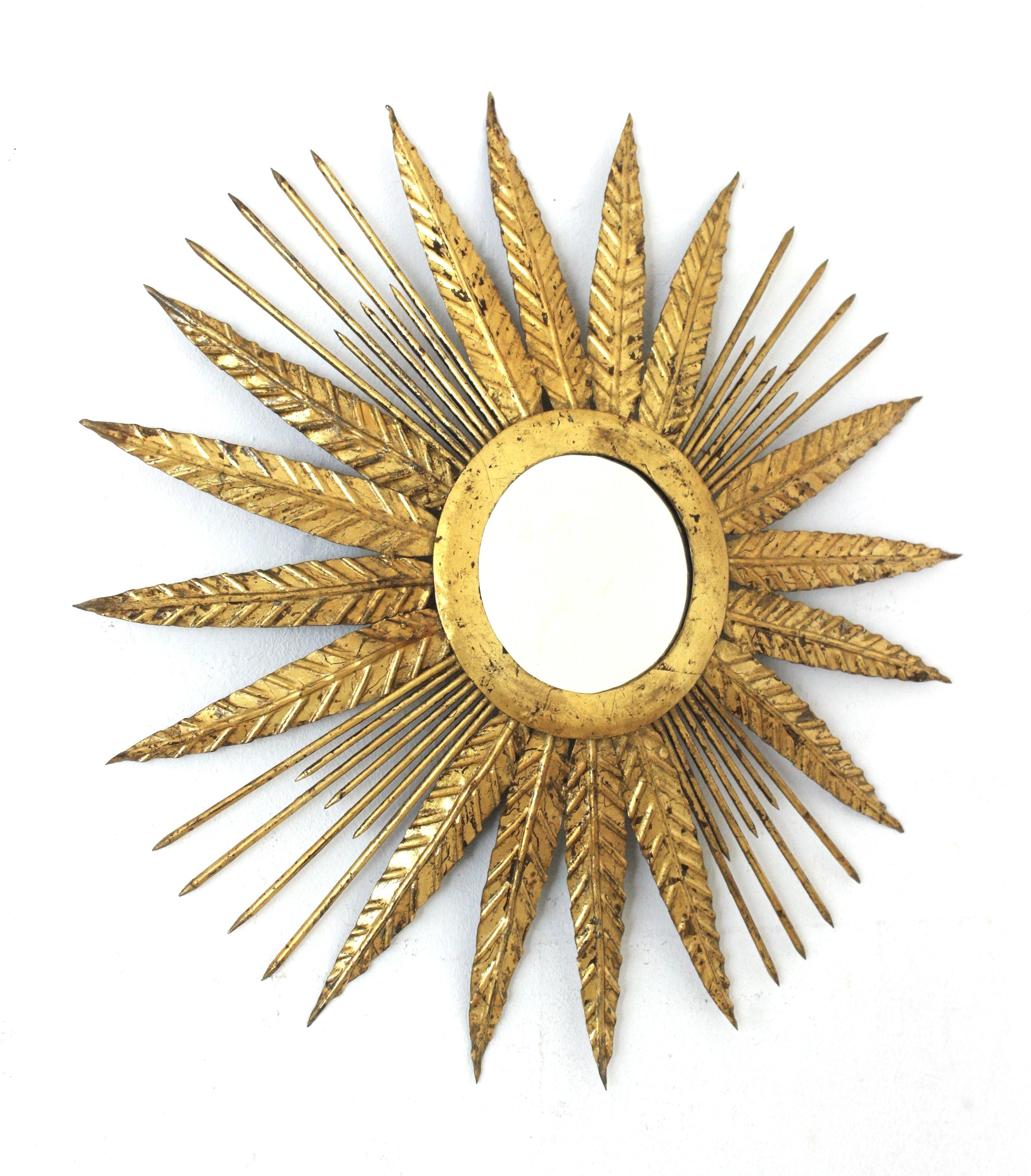 Französischer Sunburst-Spiegel aus vergoldetem Eisen mit spitzem Blattrahmen, 1940er Jahre im Angebot 4