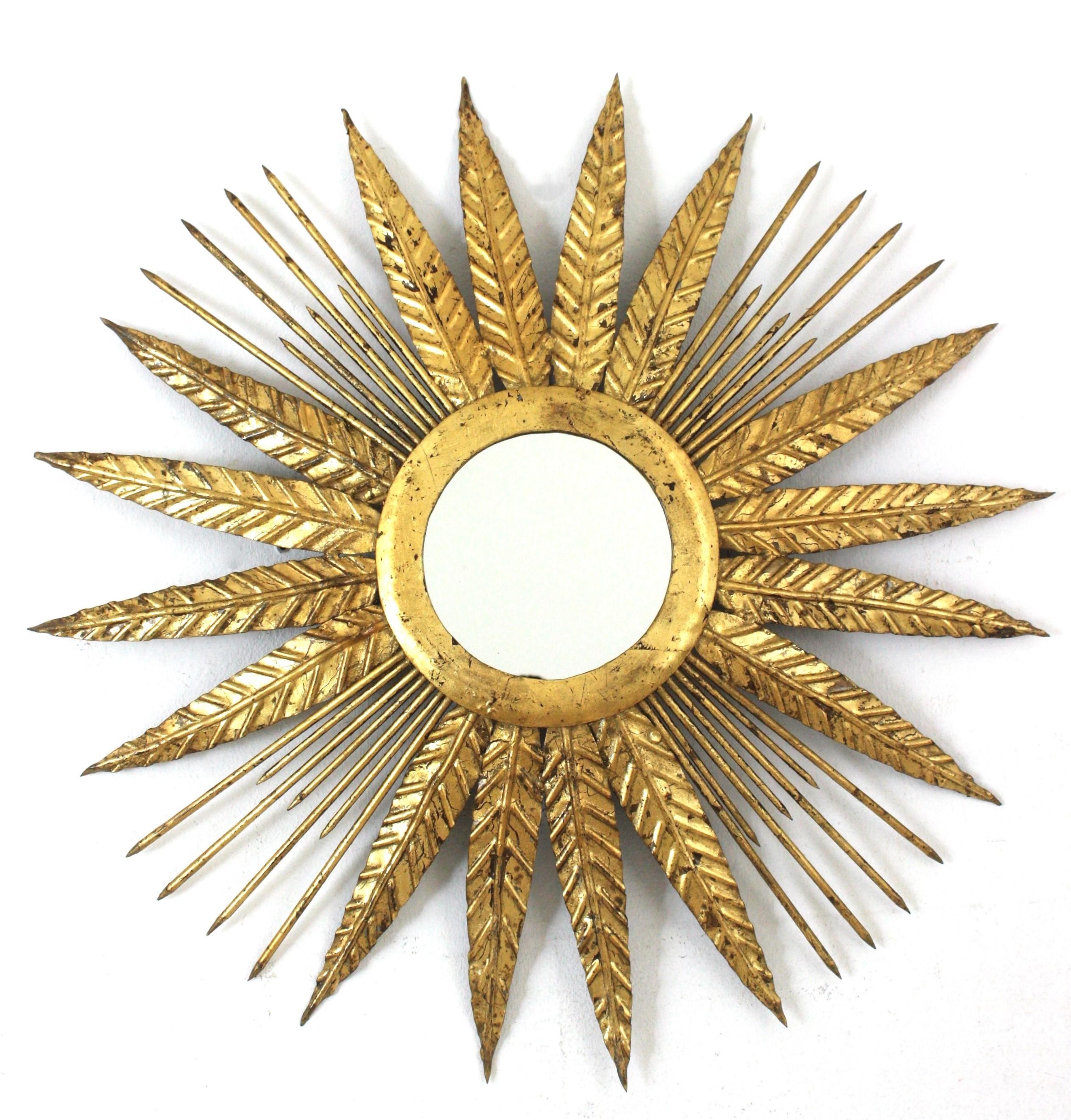 Französischer Sunburst-Spiegel aus vergoldetem Eisen mit spitzem Blattrahmen, 1940er Jahre im Angebot 5
