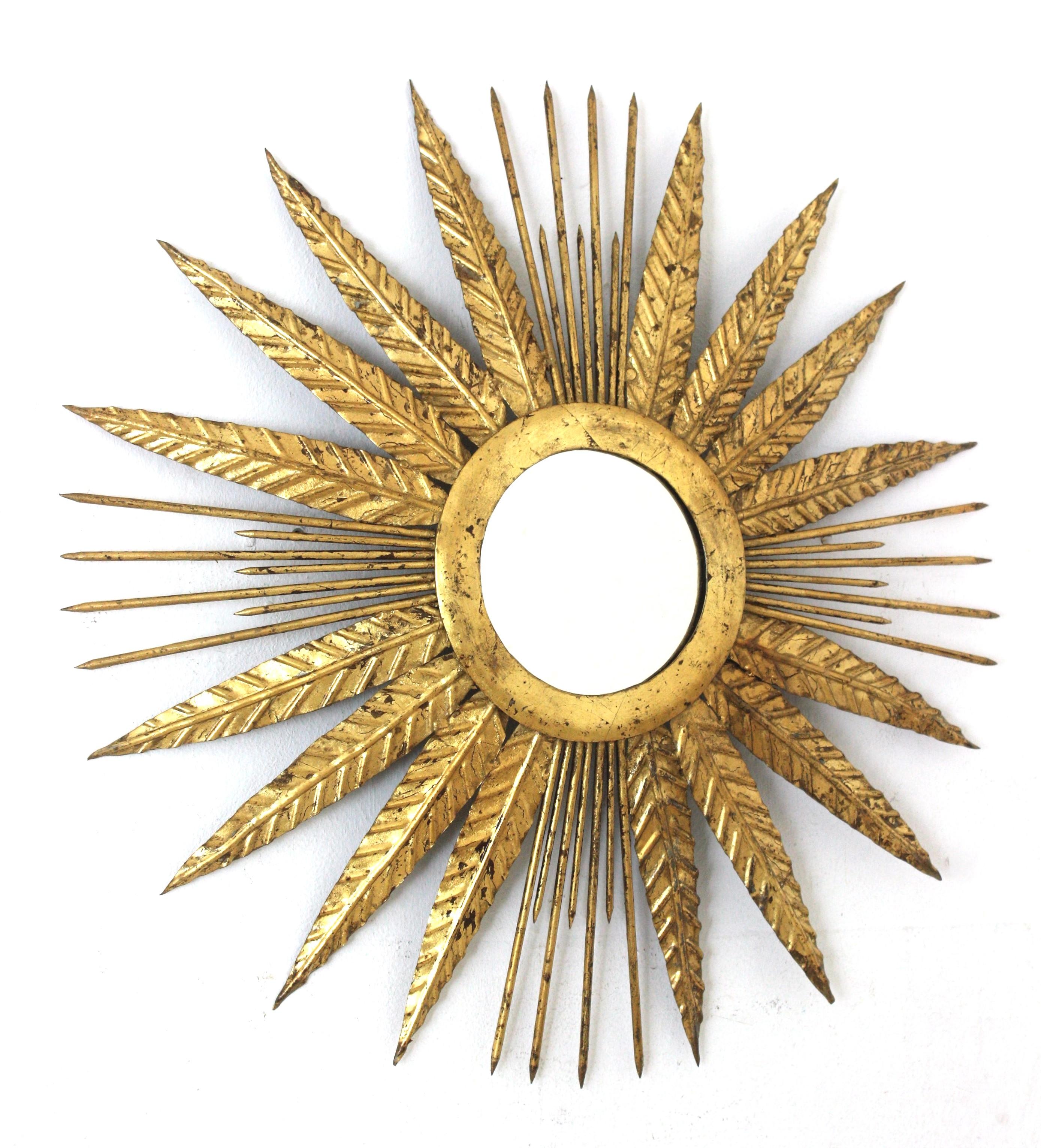Französischer Sunburst-Spiegel aus vergoldetem Eisen mit spitzem Blattrahmen, 1940er Jahre (Moderne der Mitte des Jahrhunderts) im Angebot