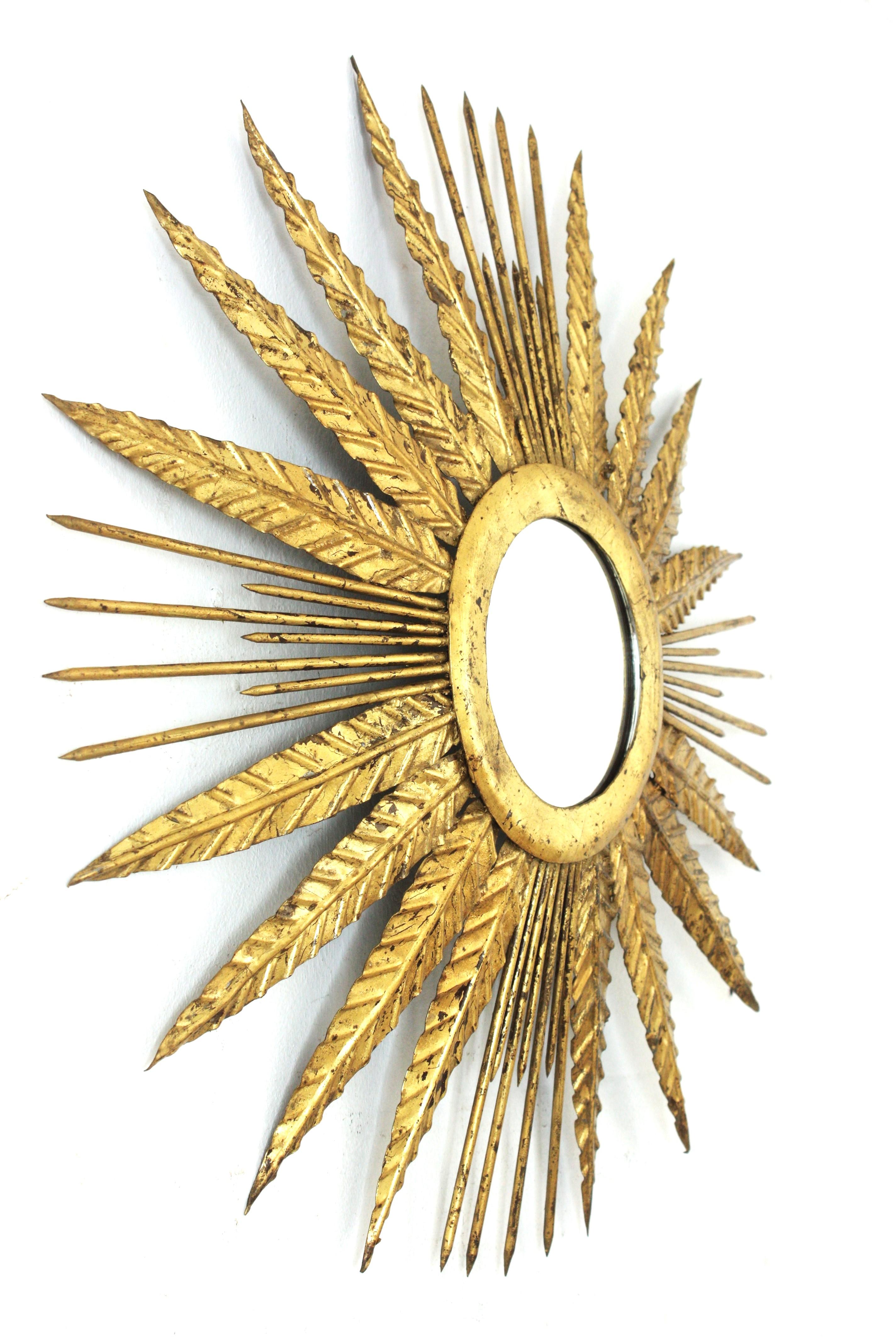 French Sunburst Mirror in Gilt Iron with Spikey Leafed Frame, 1940s In Good Condition For Sale In Barcelona, ES