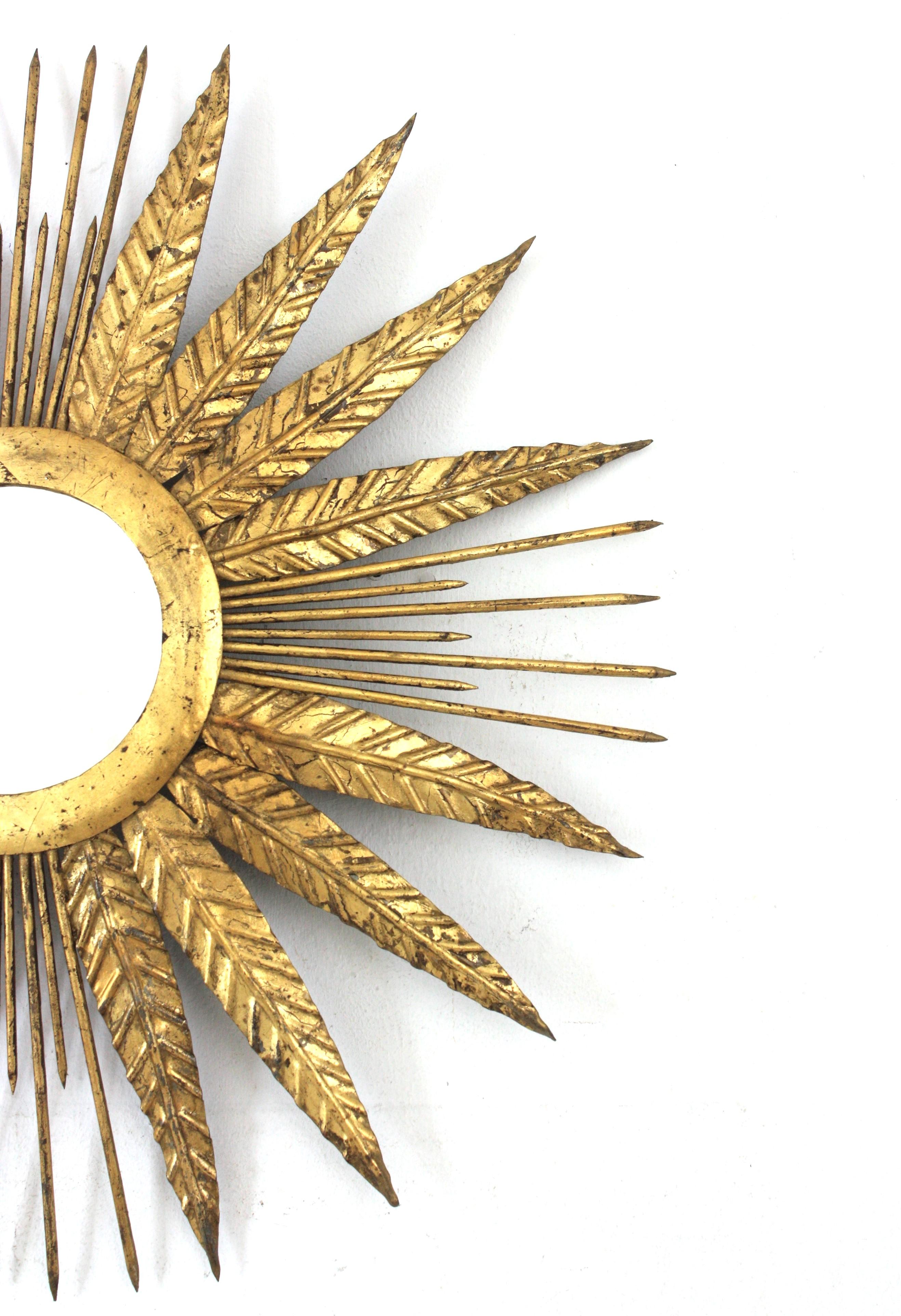 French Sunburst Mirror in Gilt Iron with Spikey Leafed Frame, 1940s For Sale 1